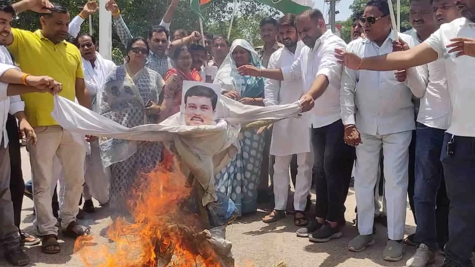 सवाई माधोपुर कलेक्ट्रेट पर नीट पेपर लीक के विरोध में पुतला दहन करती विधायक इंदिरा मीणा और कांग्रेस कार्यकर्ता। सवाई माधोपुर कलेक्ट्रेट पर नीट पेपर लीक के विरोध में पुतला दहन करती विधायक इंदिरा मीणा और कांग्रेस कार्यकर्ता।