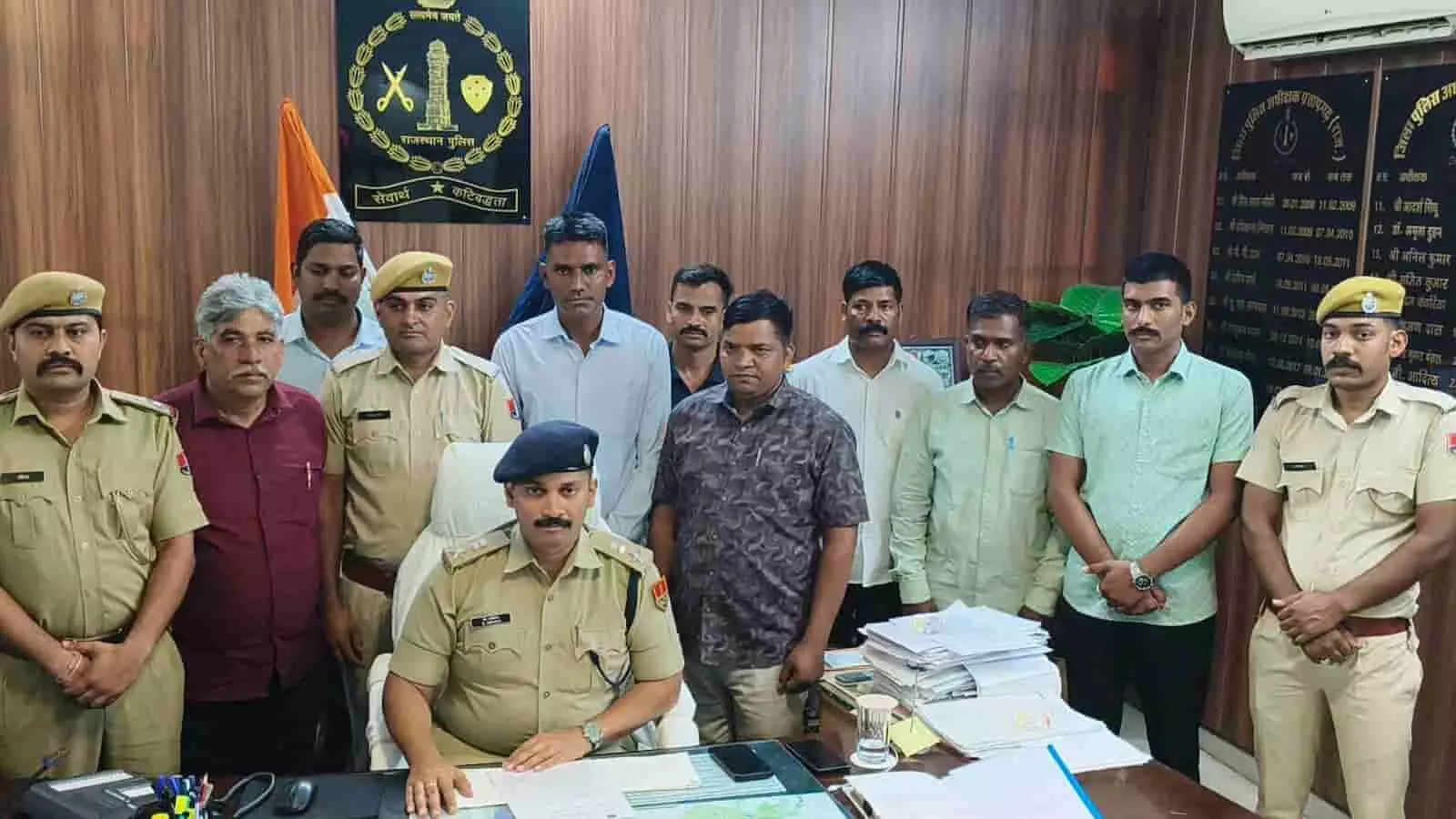 प्रतापगढ़ पुलिस अधीक्षक कार्यालय में पुलिस टीम के साथ खड़े अधिकारी लक्ष्मण मोग्या की गिरफ्तारी की जानकारी देते हुए। प्रतापगढ़ पुलिस अधीक्षक कार्यालय में पुलिस टीम के साथ खड़े अधिकारी लक्ष्मण मोग्या की गिरफ्तारी की जानकारी देते हुए।