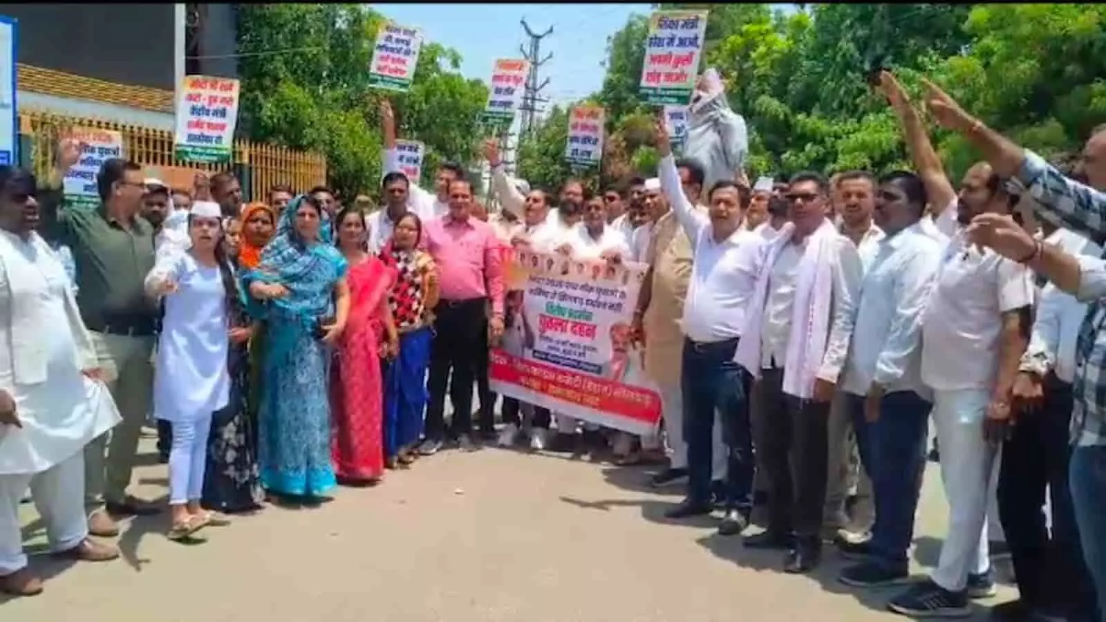 भीलवाड़ा कलेक्ट्रेट के बाहर बैनर और तख्तियां लेकर नीट पेपर लीक का विरोध करते कांग्रेस कार्यकर्ता। भीलवाड़ा कलेक्ट्रेट के बाहर बैनर और तख्तियां लेकर नीट पेपर लीक का विरोध करते कांग्रेस कार्यकर्ता।