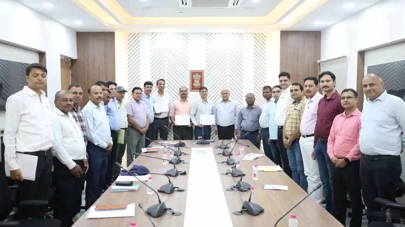 जयपुर रेलवे मुख्यालय में अपर महाप्रबंधक अशोक माहेश्वरी अधिकारियों के साथ न्यायिक प्रकरणों की समीक्षा बैठक करते हुए। जयपुर रेलवे मुख्यालय में अपर महाप्रबंधक अशोक माहेश्वरी अधिकारियों के साथ न्यायिक प्रकरणों की समीक्षा बैठक करते हुए।