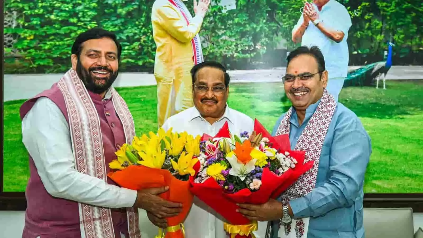 नई दिल्ली में प्रधानमंत्री मोदी के पोस्टर के सामने खड़े मुख्यमंत्री भजनलाल शर्मा और अन्य नेता। नई दिल्ली में प्रधानमंत्री मोदी के पोस्टर के सामने खड़े मुख्यमंत्री भजनलाल शर्मा और अन्य नेता।