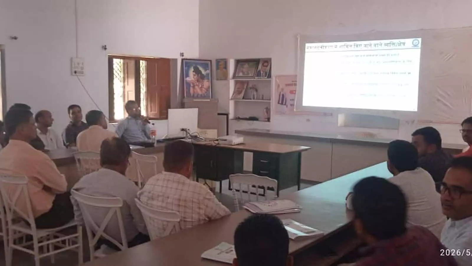नगरपालिका सभा भवन आकोला में जनगणना प्रशिक्षण के दौरान डिजिटल स्क्रीन पर डेटा प्रविष्टि की प्रक्रिया समझते प्रगणक। नगरपालिका सभा भवन आकोला में जनगणना प्रशिक्षण के दौरान डिजिटल स्क्रीन पर डेटा प्रविष्टि की प्रक्रिया समझते प्रगणक।