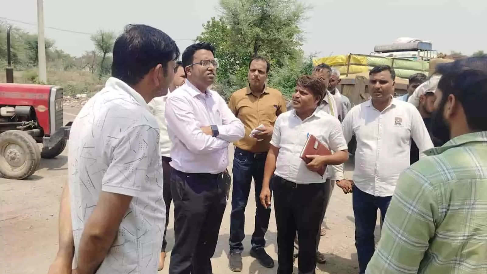 डीग की नगर रोड कृषि मंडी में गेहूं खरीद व्यवस्थाओं का निरीक्षण करते जिला कलेक्टर मयंक मनीष। डीग की नगर रोड कृषि मंडी में गेहूं खरीद व्यवस्थाओं का निरीक्षण करते जिला कलेक्टर मयंक मनीष।
