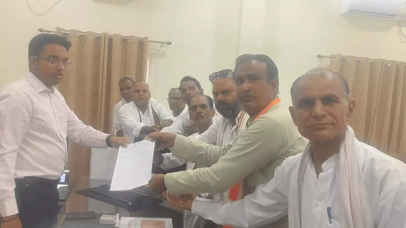 डीग जिला कलेक्टर कार्यालय में कांग्रेस कार्यकर्ता नीट पेपर लीक के विरोध में ज्ञापन देते हुए। डीग जिला कलेक्टर कार्यालय में कांग्रेस कार्यकर्ता नीट पेपर लीक के विरोध में ज्ञापन देते हुए।