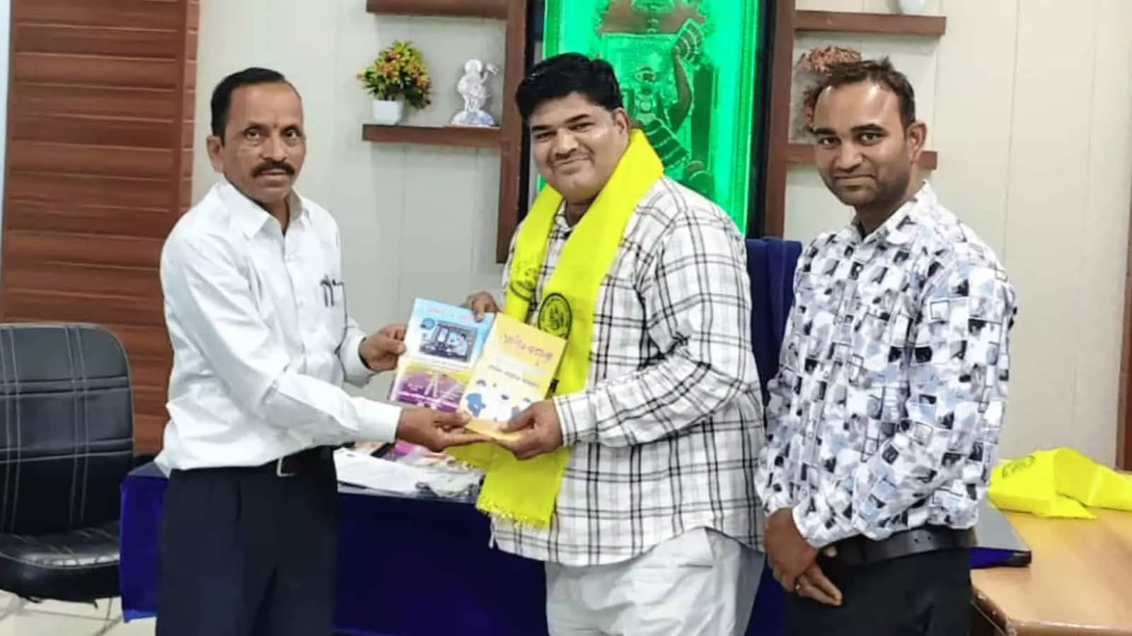 कार्यालय में नारायण सिंह राव द्वारा मुकेश वैष्णव को ईकलाई पहनाकर साकेत साहित्य भेंट किया जा रहा है। कार्यालय में नारायण सिंह राव द्वारा मुकेश वैष्णव को ईकलाई पहनाकर साकेत साहित्य भेंट किया जा रहा है।