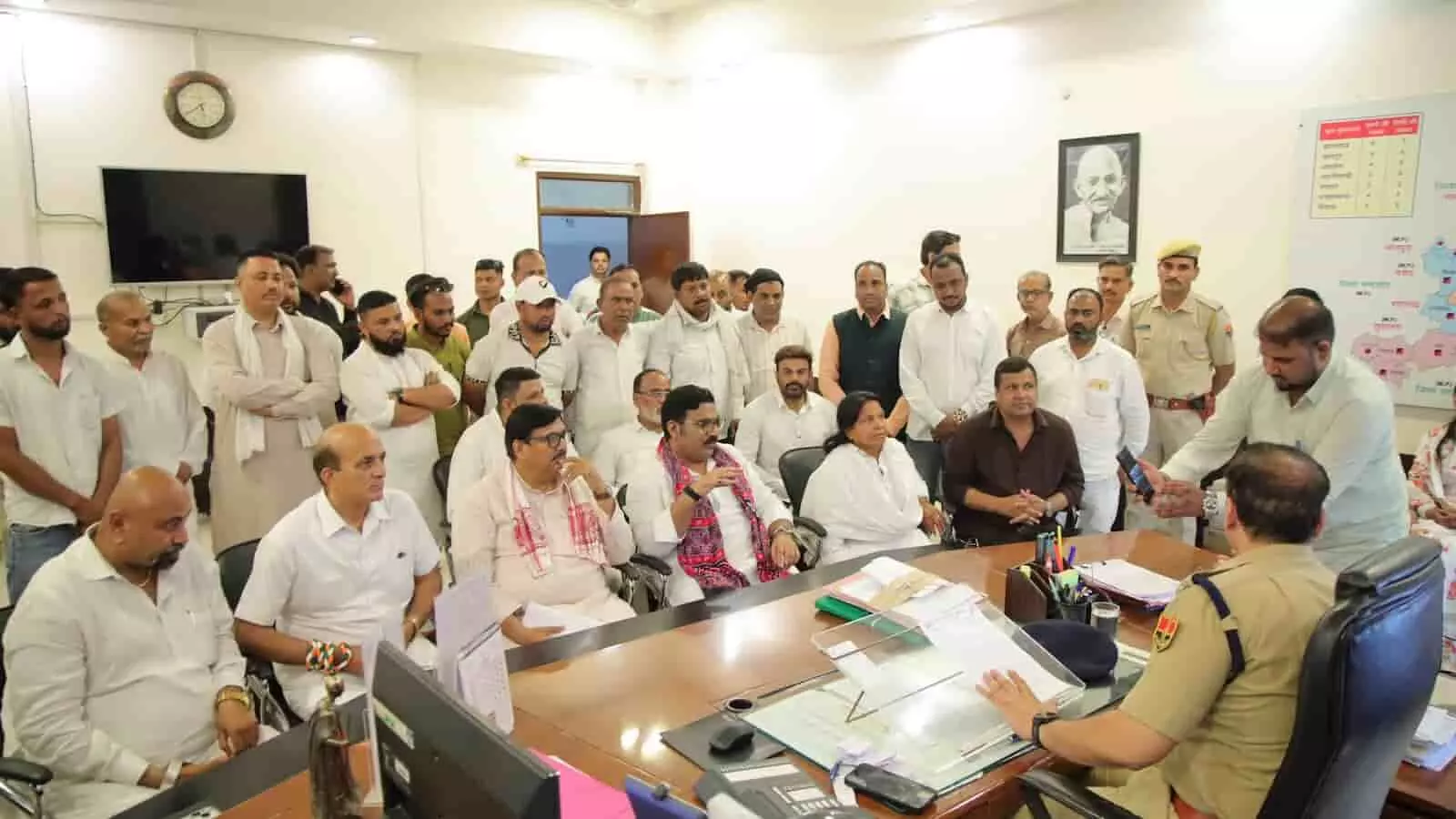 झालावाड़ एसपी कार्यालय में एमडी चोपदार और कांग्रेस पदाधिकारी डग घटना पर ज्ञापन सौंपते हुए दिखाई दे रहे हैं। झालावाड़ एसपी कार्यालय में एमडी चोपदार और कांग्रेस पदाधिकारी डग घटना पर ज्ञापन सौंपते हुए दिखाई दे रहे हैं।