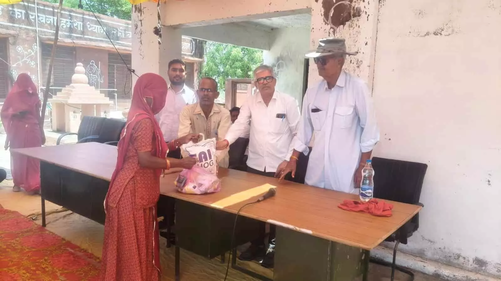 हाजीवास में उप प्रधान पशुपति सिंह टीबी मरीज को पोषण किट प्रदान कर रहे हैं। हाजीवास में उप प्रधान पशुपति सिंह टीबी मरीज को पोषण किट प्रदान कर रहे हैं।