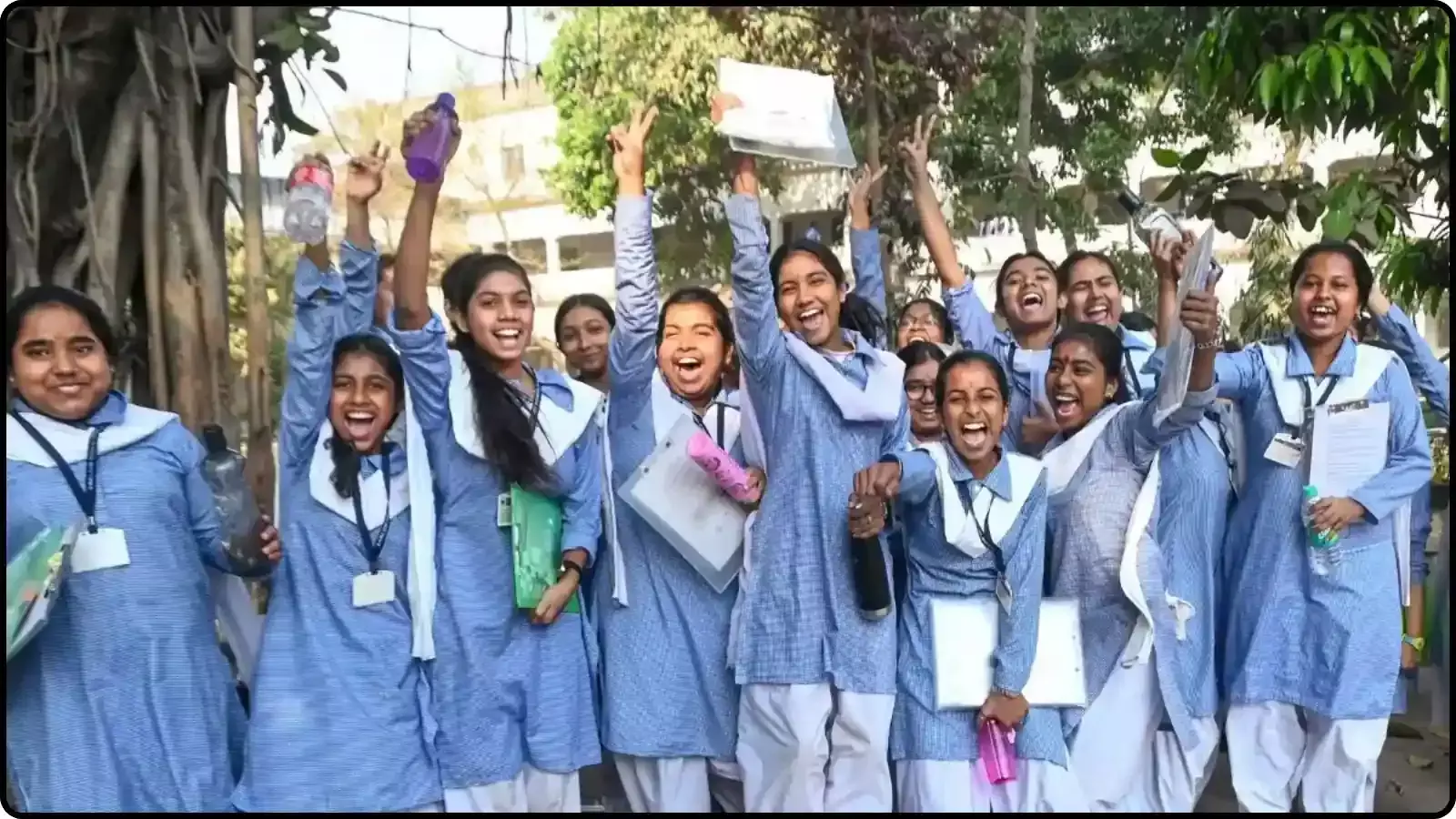 स्कूल ड्रेस में मुस्कुराती और हाथ उठाती छात्राएं पंजाब में परीक्षा परिणाम के संदर्भ में दिख रही हैं। स्कूल ड्रेस में मुस्कुराती और हाथ उठाती छात्राएं पंजाब में परीक्षा परिणाम के संदर्भ में दिख रही हैं।