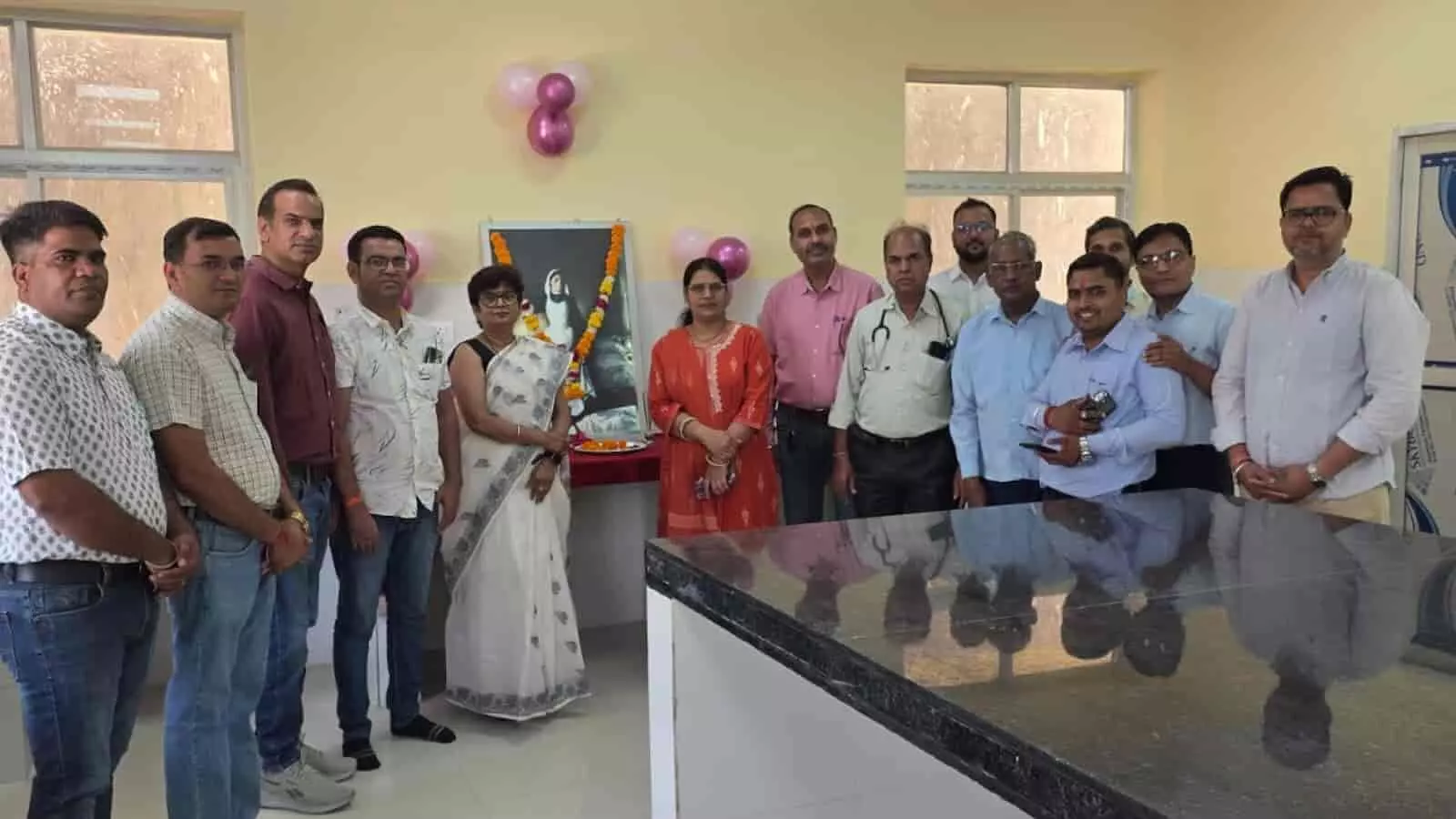 रायपुर के उप जिला चिकित्सालय में नर्सेज दिवस समारोह के दौरान फोटो खिंचवाते हुए चिकित्सक और नर्सिंग कर्मी। रायपुर के उप जिला चिकित्सालय में नर्सेज दिवस समारोह के दौरान फोटो खिंचवाते हुए चिकित्सक और नर्सिंग कर्मी।