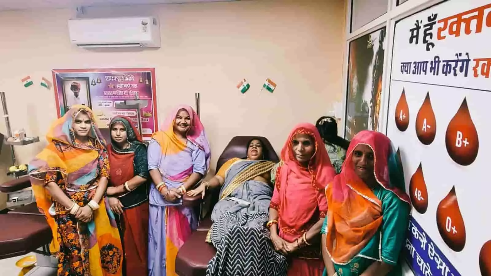 कोटड़ी श्याम ब्लड बैंक में स्व. रतन सिंह की पुण्यतिथि पर रक्तदान करती महिला और उपस्थित अन्य लोग। कोटड़ी श्याम ब्लड बैंक में स्व. रतन सिंह की पुण्यतिथि पर रक्तदान करती महिला और उपस्थित अन्य लोग।
