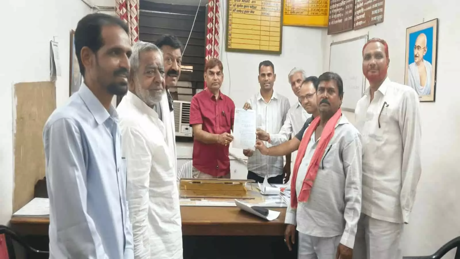 भीलवाड़ा में राशन डीलर एक कार्यालय के भीतर गेहूं आवंटन वृद्धि हेतु लिखित ज्ञापन सौंप रहे हैं। भीलवाड़ा में राशन डीलर एक कार्यालय के भीतर गेहूं आवंटन वृद्धि हेतु लिखित ज्ञापन सौंप रहे हैं।