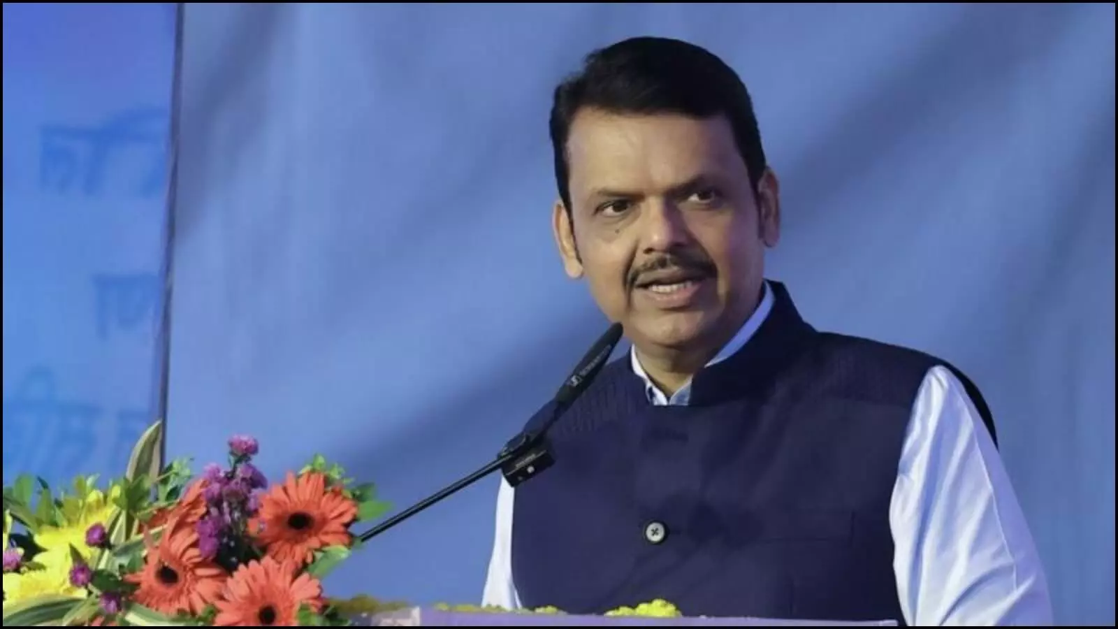 माइक के सामने खड़े होकर भाषण देते हुए मुख्यमंत्री देवेंद्र फडणवीस सरकारी खर्च में कटौती के संदर्भ में।
