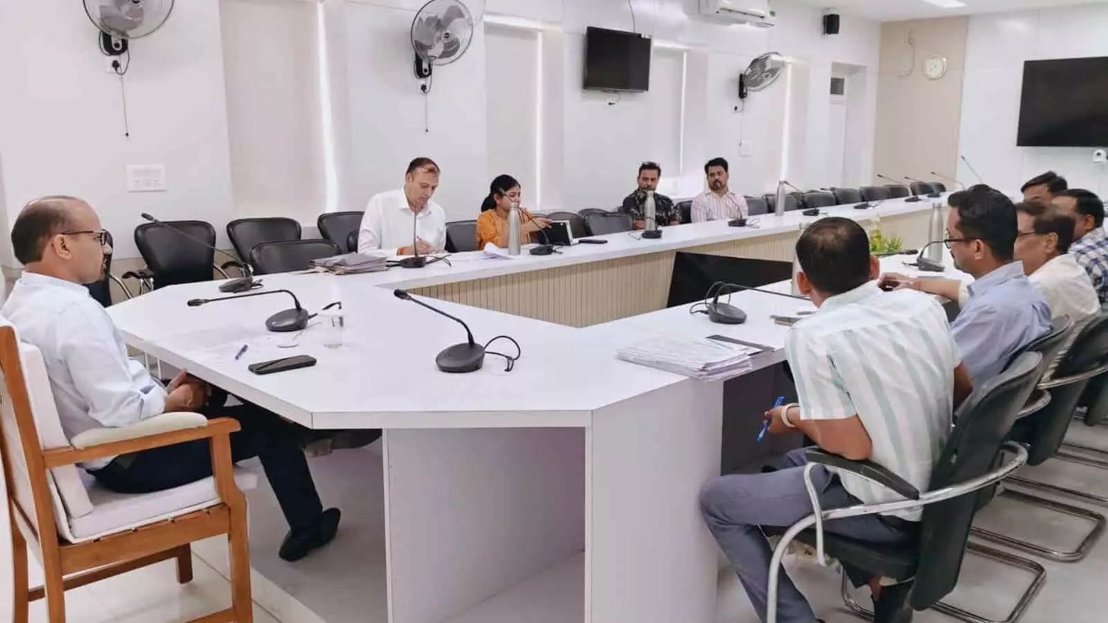 प्रशासनिक बैठक में अधिकारियों के साथ चर्चा करते जिला कलक्टर जनसुनवाई की तैयारी के संदर्भ में। प्रशासनिक बैठक में अधिकारियों के साथ चर्चा करते जिला कलक्टर जनसुनवाई की तैयारी के संदर्भ में।