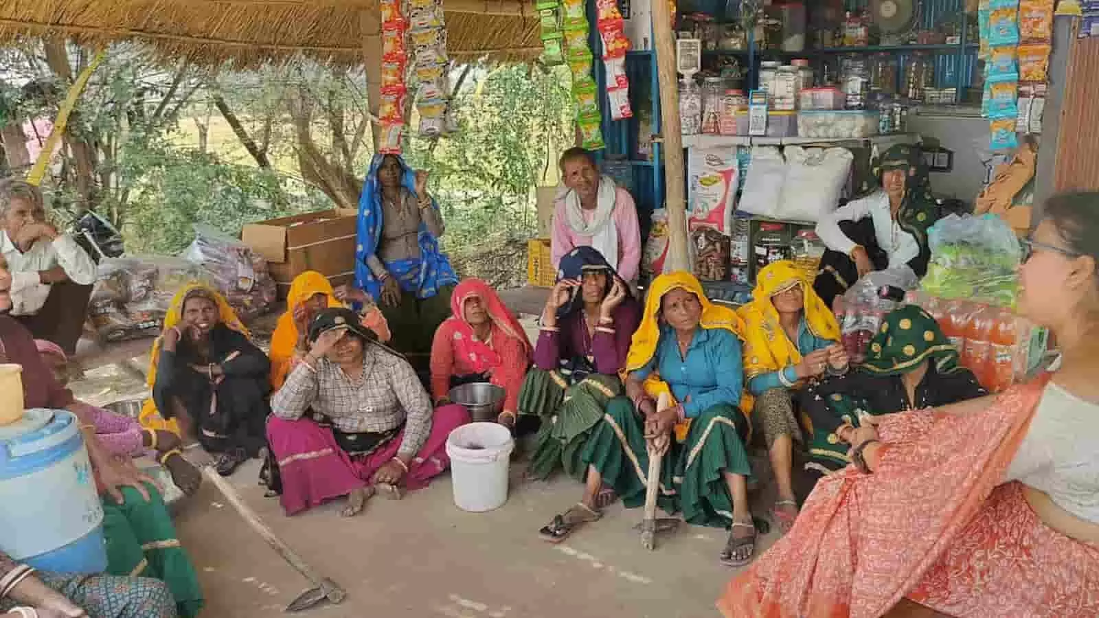 सवाई माधोपुर में लोकपाल आशा शर्मा मनरेगा महिला श्रमिकों के साथ बैठकर उनकी समस्याएं सुन रही हैं। सवाई माधोपुर में लोकपाल आशा शर्मा मनरेगा महिला श्रमिकों के साथ बैठकर उनकी समस्याएं सुन रही हैं।