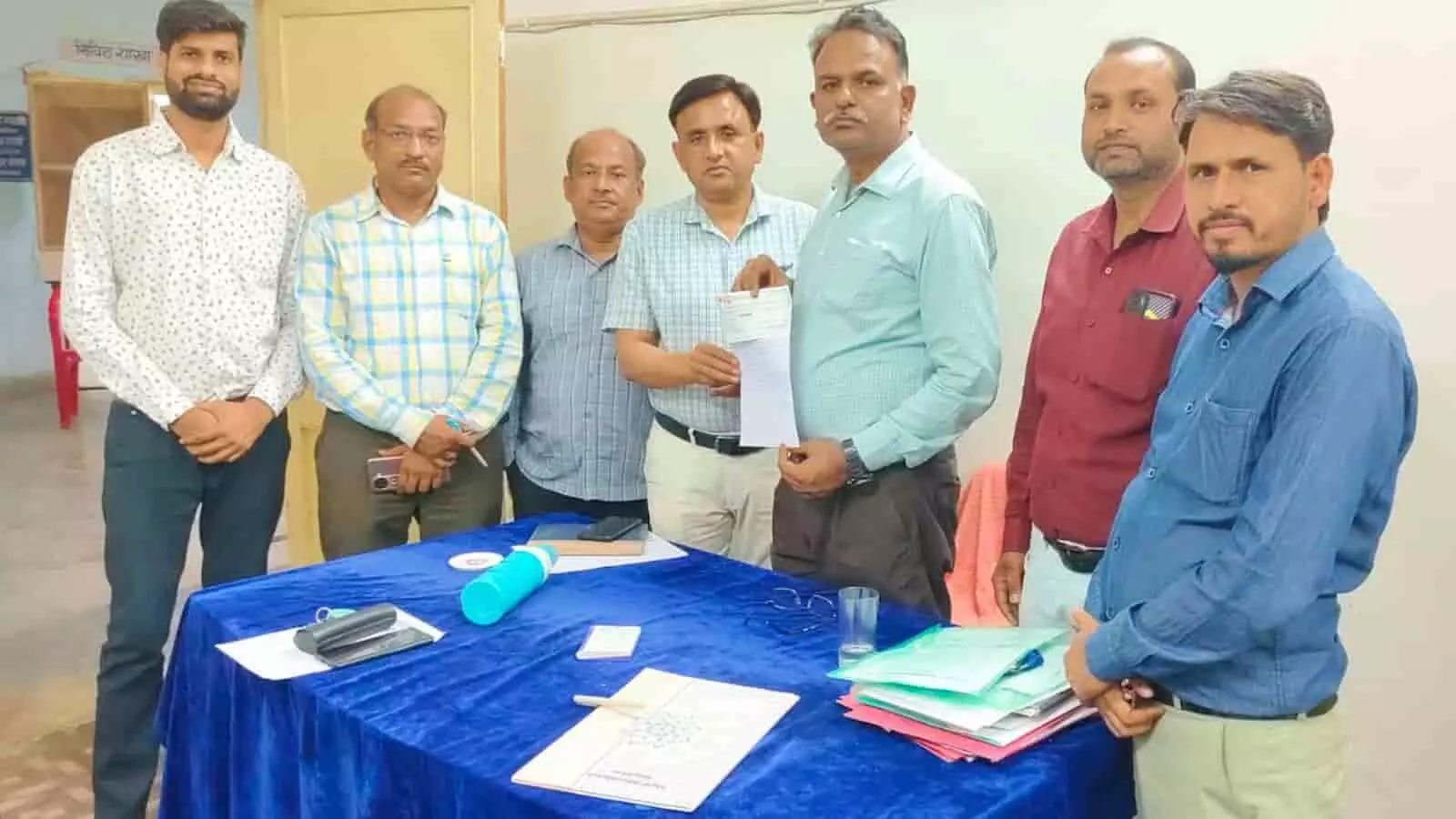 सवाई माधोपुर में स्कूल विकास हेतु अधिकारी को चेक सौंपते हुए प्रधानाचार्य और अन्य लोग। सवाई माधोपुर में स्कूल विकास हेतु अधिकारी को चेक सौंपते हुए प्रधानाचार्य और अन्य लोग।