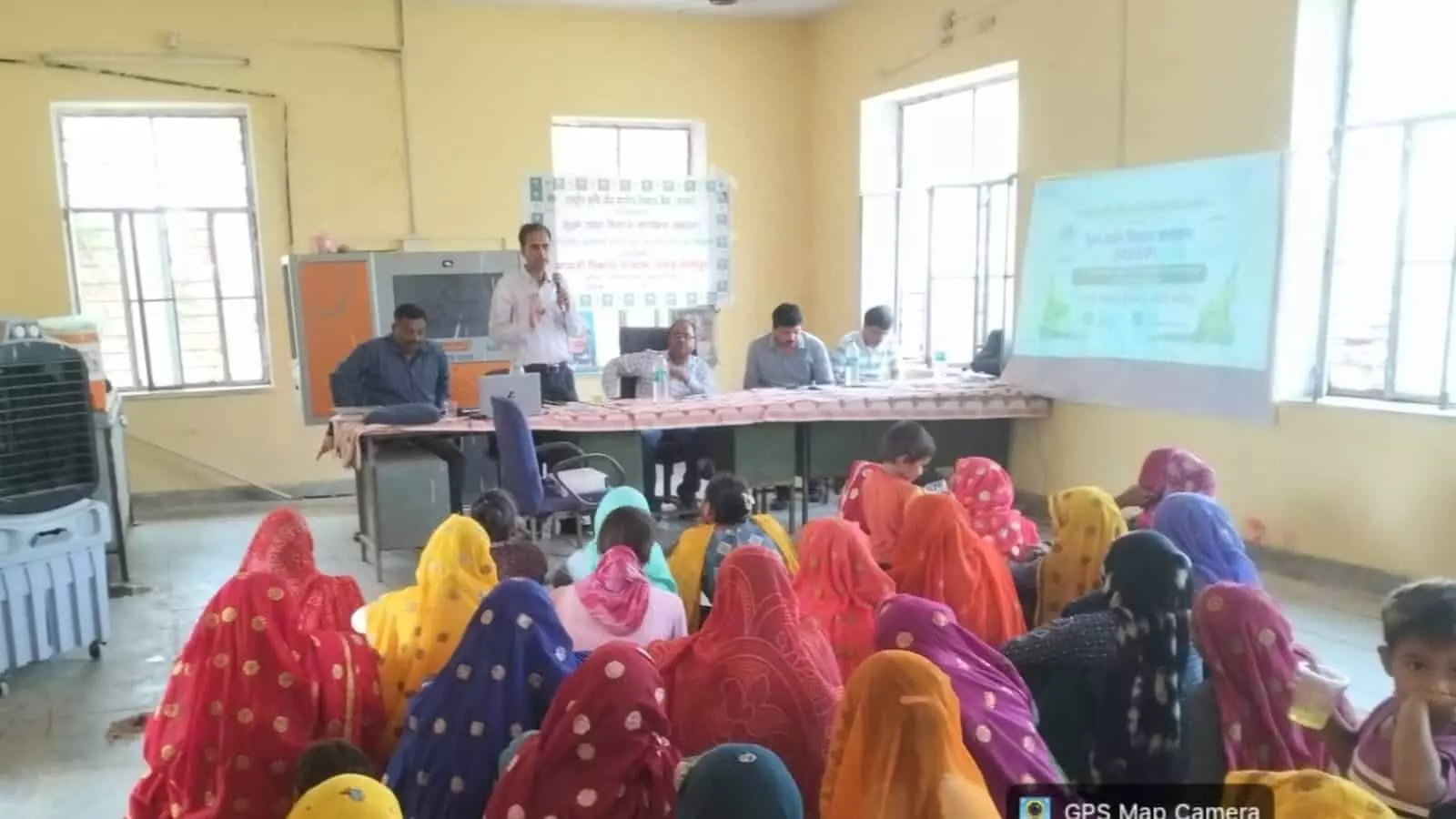 अटल सेवा केंद्र में प्रशिक्षण शिविर के दौरान अधिकारी और उपस्थित महिलाएं। अटल सेवा केंद्र में प्रशिक्षण शिविर के दौरान अधिकारी और उपस्थित महिलाएं।
