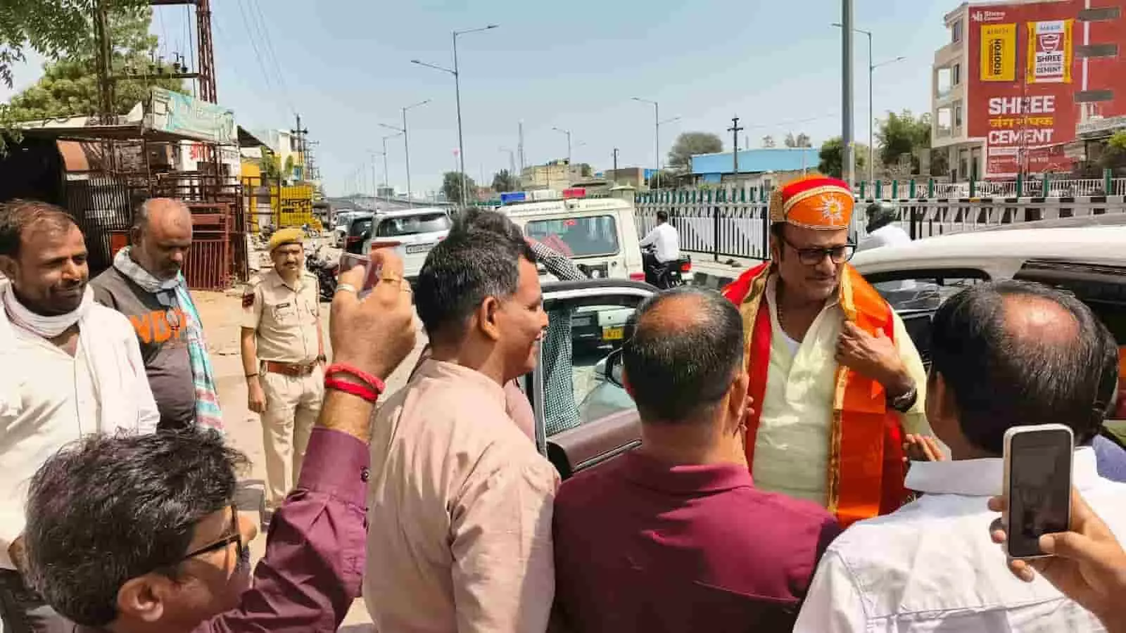 केलवा ढीमड़ा कट पर भाजपा नेता राजेंद्र राठौड़ का स्वागत करते हुए पार्टी कार्यकर्ता और पदाधिकारी। केलवा ढीमड़ा कट पर भाजपा नेता राजेंद्र राठौड़ का स्वागत करते हुए पार्टी कार्यकर्ता और पदाधिकारी।