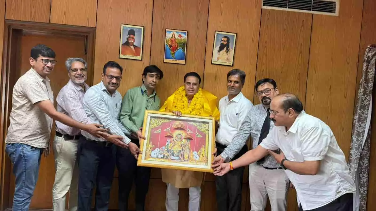 शासन सचिवालय जयपुर में विधि अधिकारी मंत्री जोगाराम पटेल को स्मृति चिह्न भेंट कर उनका अभिनंदन कर रहे हैं।