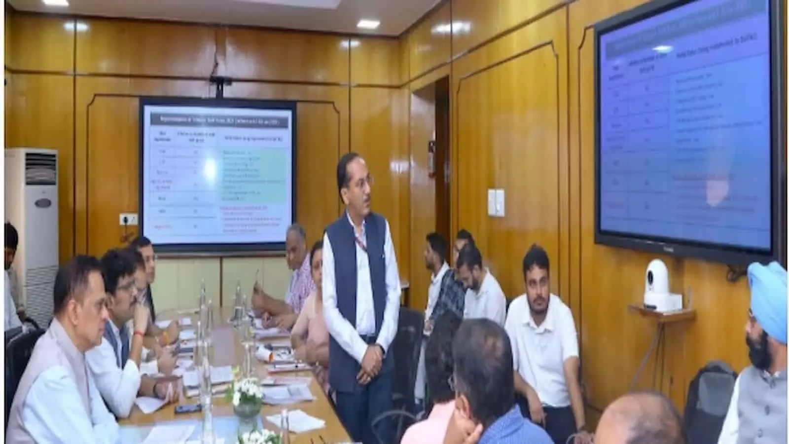 शासन सचिवालय जयपुर में राज्य ब्रॉडबैंड समिति की बैठक के दौरान डिजिटल कनेक्टिविटी प्रेजेंटेशन देखते अधिकारी।