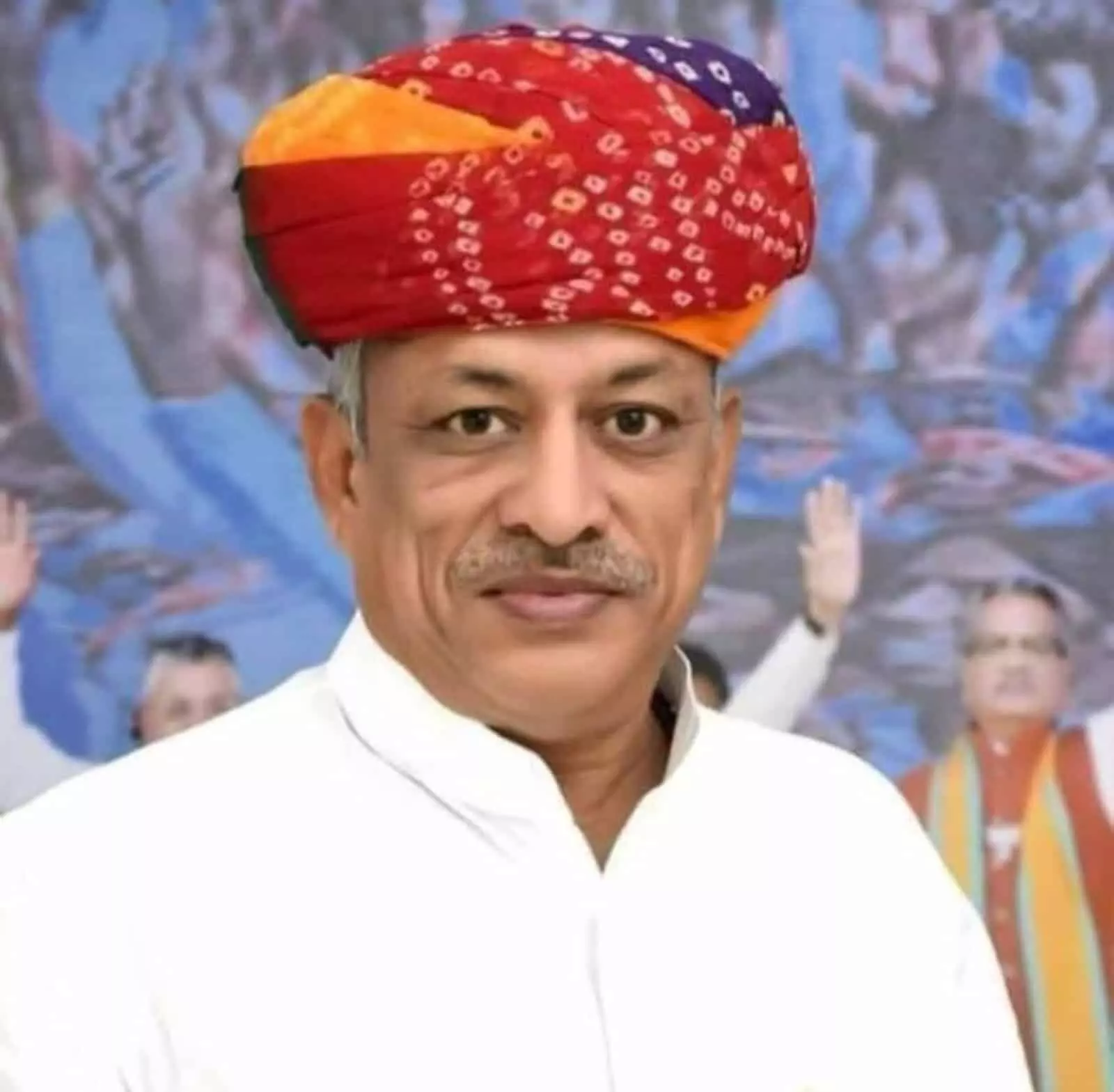 सफेद कुर्ता और रंगीन साफा पहने कैबिनेट मंत्री जोराराम कुमावत की जयपुर में ली गई तस्वीर।