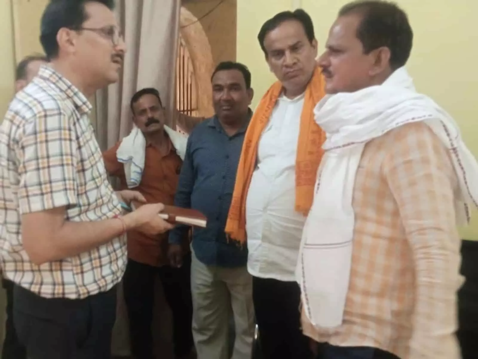 कार्यालय में तहसीलदार के साथ जनसमस्याओं पर चर्चा करते भाजपा कार्यकर्ता और प्रतिनिधिमंडल के सदस्य। कार्यालय में तहसीलदार के साथ जनसमस्याओं पर चर्चा करते भाजपा कार्यकर्ता और प्रतिनिधिमंडल के सदस्य।