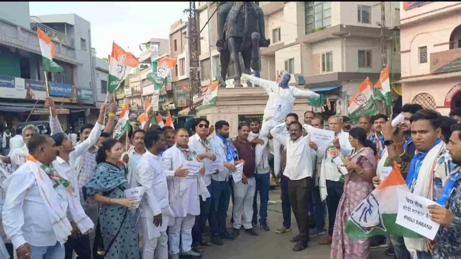 बारां के प्रताप चौक पर पुतला दहन कर विरोध प्रदर्शन करते कांग्रेस कार्यकर्ता और पदाधिकारी। बारां के प्रताप चौक पर पुतला दहन कर विरोध प्रदर्शन करते कांग्रेस कार्यकर्ता और पदाधिकारी।