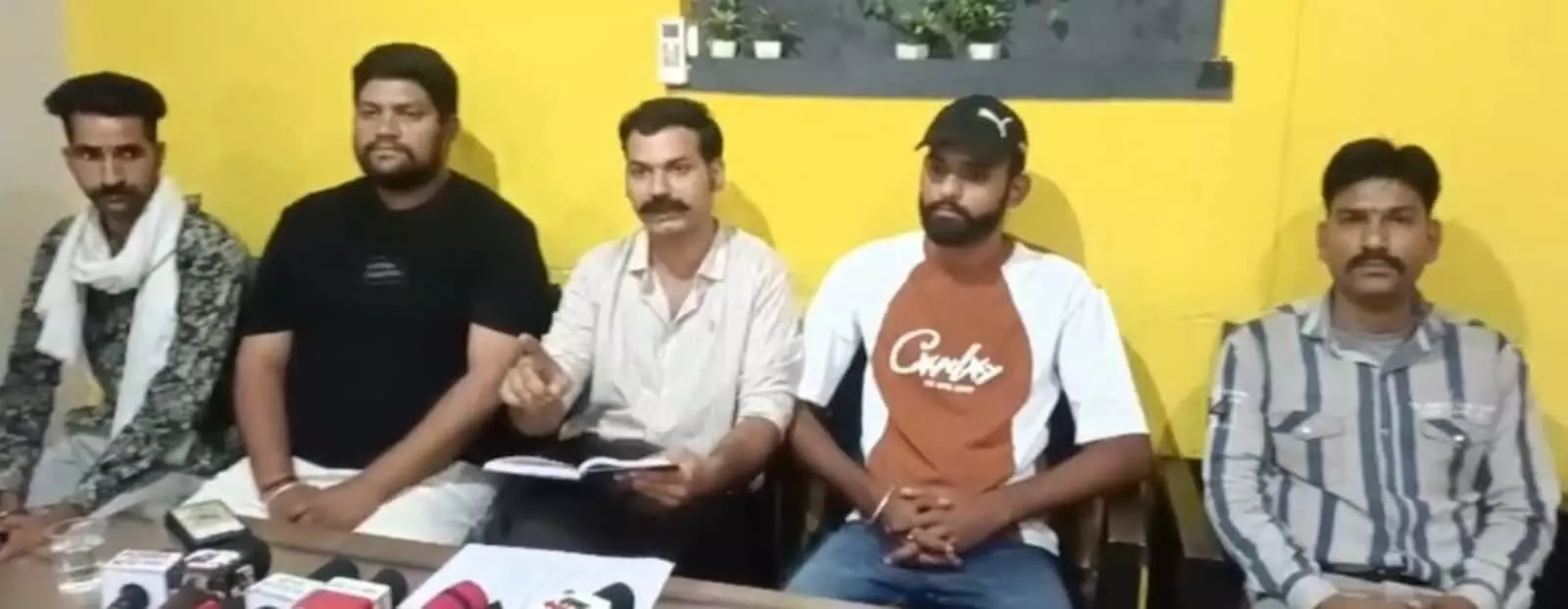 बारां के रेस्टोरेंट में प्रेस वार्ता के दौरान बैठे गौ-रक्षक सेवा संघ के पदाधिकारी और अध्यक्ष। बारां के रेस्टोरेंट में प्रेस वार्ता के दौरान बैठे गौ-रक्षक सेवा संघ के पदाधिकारी और अध्यक्ष।