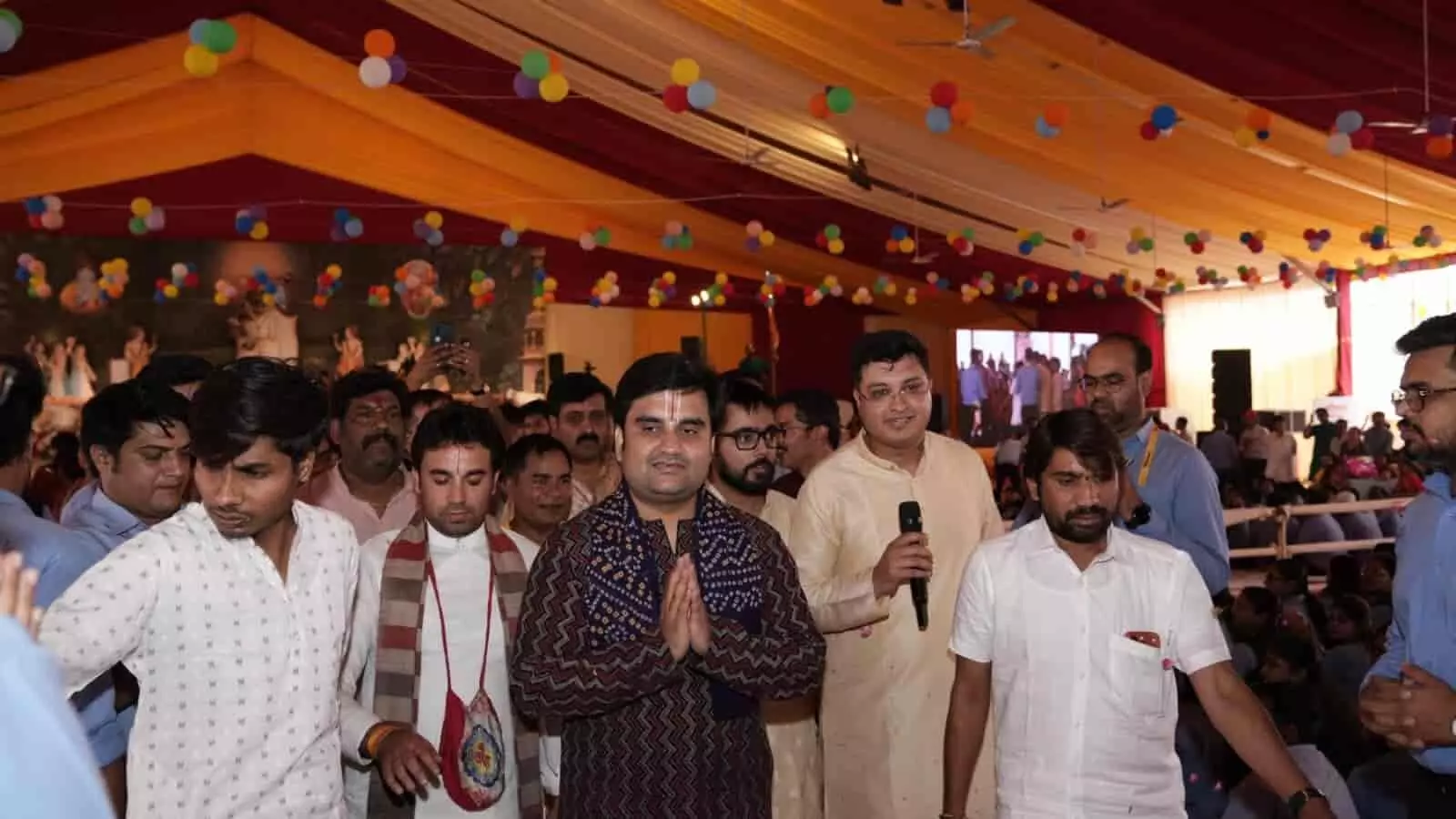 मोशन एजुकेशन कोटा के कार्यक्रम में हाथ जोड़कर खड़े कथावाचक इंद्रेश कुमार महाराज और अन्य पदाधिकारी। मोशन एजुकेशन कोटा के कार्यक्रम में हाथ जोड़कर खड़े कथावाचक इंद्रेश कुमार महाराज और अन्य पदाधिकारी।