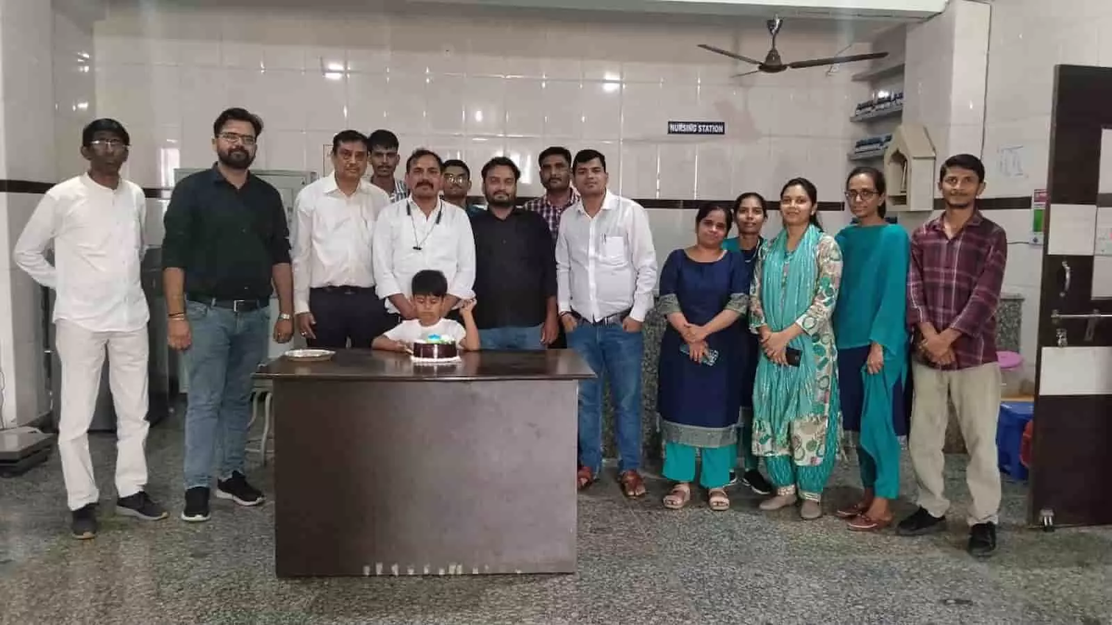 माधव होमियोपैथिक मेडिकल कॉलेज में अंतर्राष्ट्रीय नर्सेज दिवस पर समूह चित्र खिंचवाते हुए स्टाफ सदस्य। माधव होमियोपैथिक मेडिकल कॉलेज में अंतर्राष्ट्रीय नर्सेज दिवस पर समूह चित्र खिंचवाते हुए स्टाफ सदस्य।
