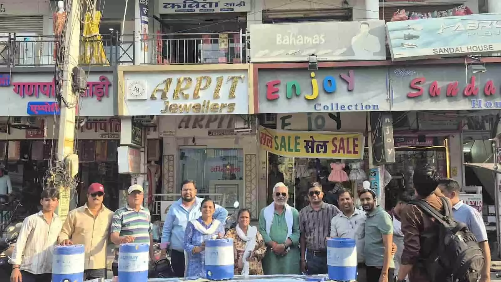 भीलवाड़ा के आजाद चौक पर भारत विकास परिषद् के सदस्य जल सेवा शिविर में नीले वाटर कूलर के साथ खड़े हैं। भीलवाड़ा के आजाद चौक पर भारत विकास परिषद् के सदस्य जल सेवा शिविर में नीले वाटर कूलर के साथ खड़े हैं।