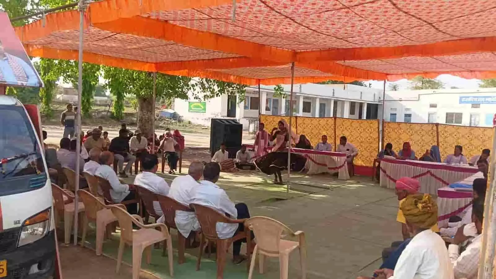 सलूंबर के गांव में टेंट के नीचे ग्राम रथ अभियान के दौरान योजनाओं की जानकारी सुनते ग्रामीण और अधिकारी। सलूंबर के गांव में टेंट के नीचे ग्राम रथ अभियान के दौरान योजनाओं की जानकारी सुनते ग्रामीण और अधिकारी।