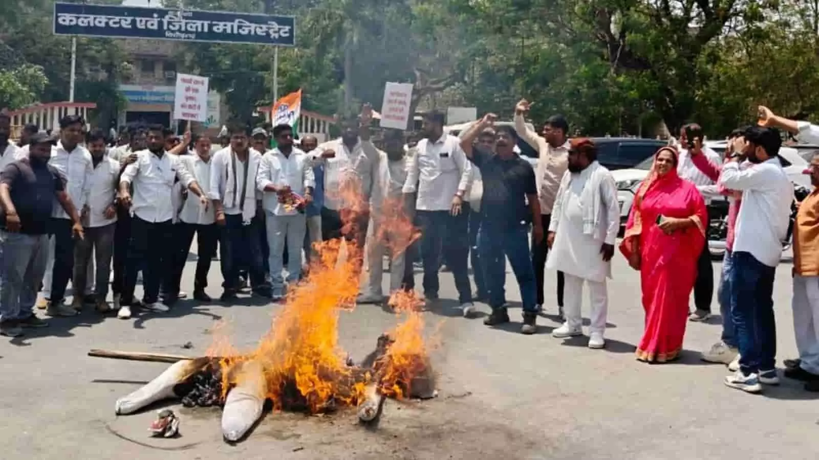 चित्तौड़गढ़ कलेक्ट्रेट के बाहर कांग्रेस कार्यकर्ता नीट पेपर लीक के विरोध में पुतला दहन कर रहे हैं। चित्तौड़गढ़ कलेक्ट्रेट के बाहर कांग्रेस कार्यकर्ता नीट पेपर लीक के विरोध में पुतला दहन कर रहे हैं।