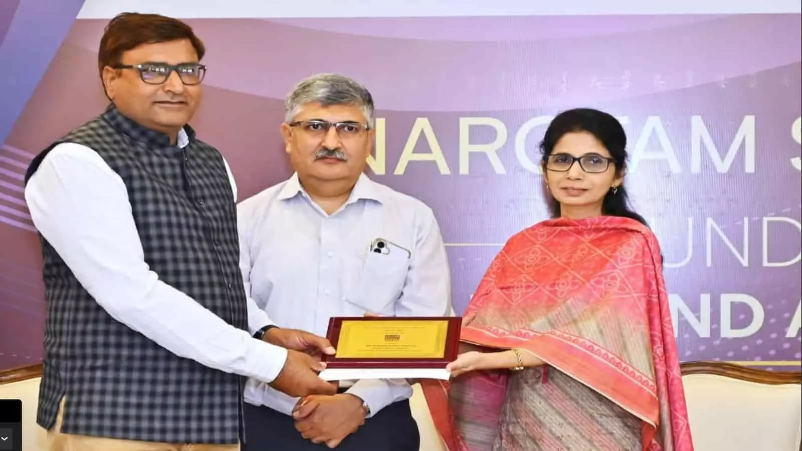 मुंबई में आयोजित समारोह के दौरान पुरस्कार ग्रहण करते जिला शिक्षा अधिकारी कमलेश कुमार तेतरवाल। मुंबई में आयोजित समारोह के दौरान पुरस्कार ग्रहण करते जिला शिक्षा अधिकारी कमलेश कुमार तेतरवाल।