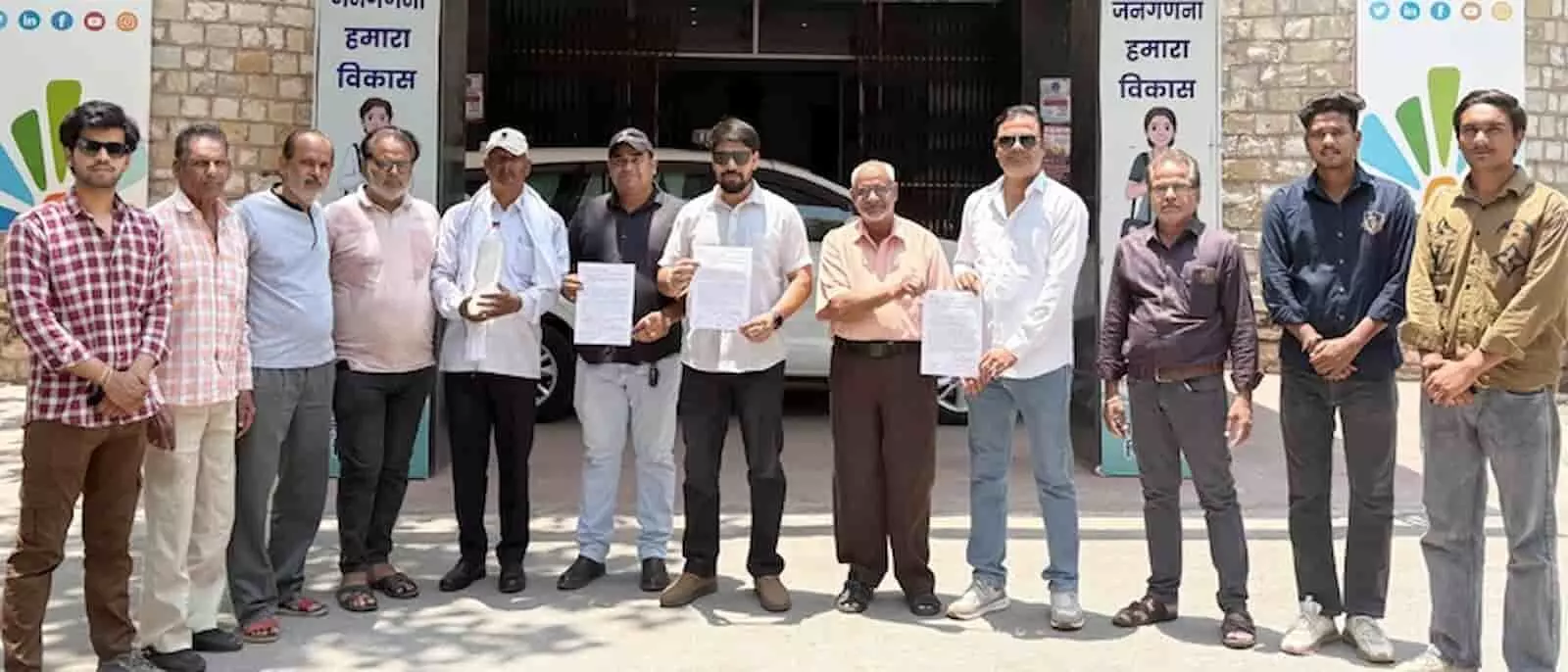 चित्तौड़गढ़ कलेक्ट्रेट के बाहर दूषित पानी की बोतल और ज्ञापन लिए खड़े कांग्रेस कार्यकर्ता और वार्डवासी। चित्तौड़गढ़ कलेक्ट्रेट के बाहर दूषित पानी की बोतल और ज्ञापन लिए खड़े कांग्रेस कार्यकर्ता और वार्डवासी।