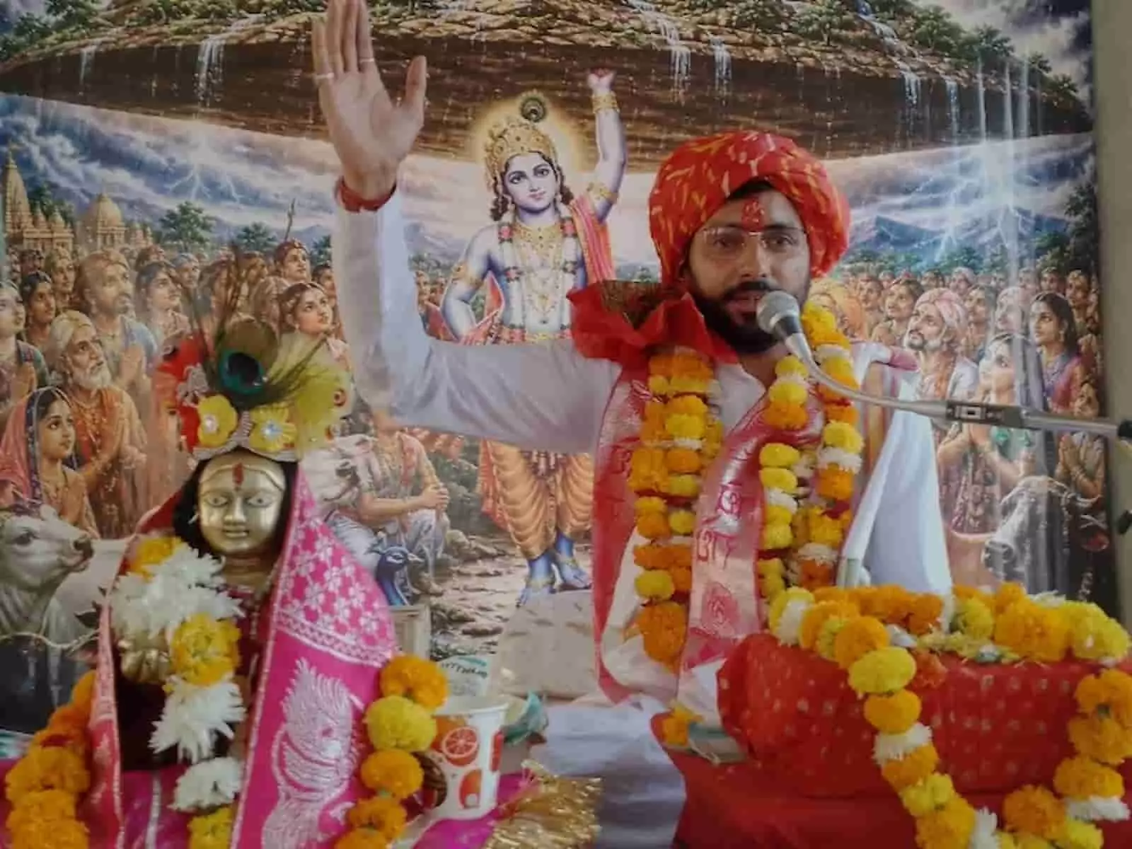 व्यासपीठ पर बैठे पंडित पुष्पेंद्र मिश्र भुसावर में भागवत कथा के दौरान प्रवचन दे रहे हैं। व्यासपीठ पर बैठे पंडित पुष्पेंद्र मिश्र भुसावर में भागवत कथा के दौरान प्रवचन दे रहे हैं।