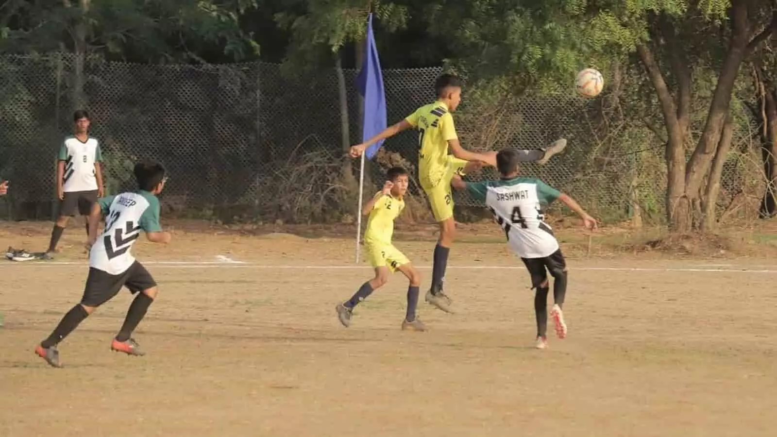 चित्तौड़गढ़ के सैनिक स्कूल में फुटबॉल मैच के दौरान गेंद को किक मारते और दौड़ते खिलाड़ी। चित्तौड़गढ़ के सैनिक स्कूल में फुटबॉल मैच के दौरान गेंद को किक मारते और दौड़ते खिलाड़ी।