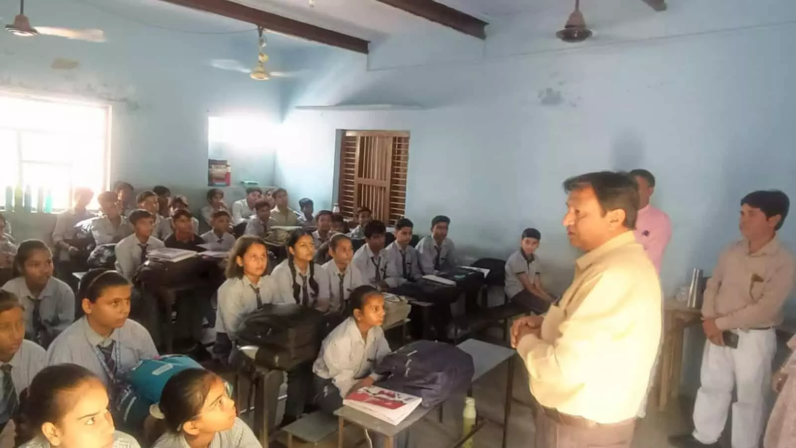 स्कूल के क्लासरूम में बैठे छात्र और शिक्षक सीवरेज जागरूकता कार्यक्रम के दौरान वक्ता मनीष कटारा की बातों को ध्यानपूर्वक सुन रहे हैं। स्कूल के क्लासरूम में बैठे छात्र और शिक्षक सीवरेज जागरूकता कार्यक्रम के दौरान वक्ता मनीष कटारा की बातों को ध्यानपूर्वक सुन रहे हैं।