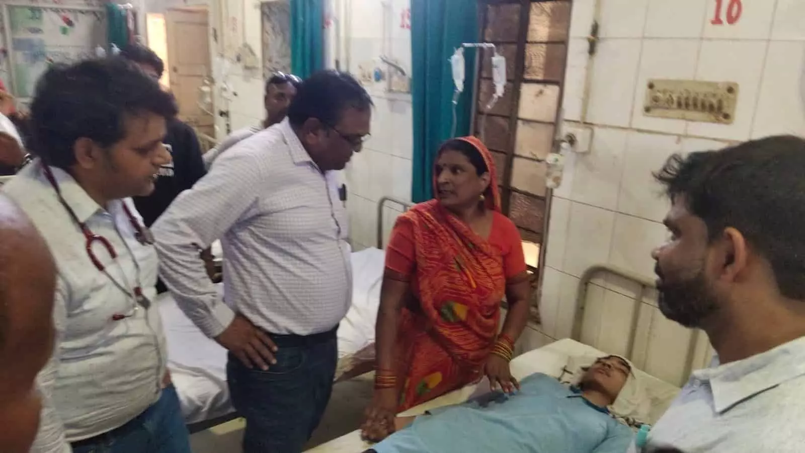 डीग के राजकीय अस्पताल में बेड पर लेटी अचेत छात्रा और पास खड़े परिजन व अधिकारी। डीग के राजकीय अस्पताल में बेड पर लेटी अचेत छात्रा और पास खड़े परिजन व अधिकारी।