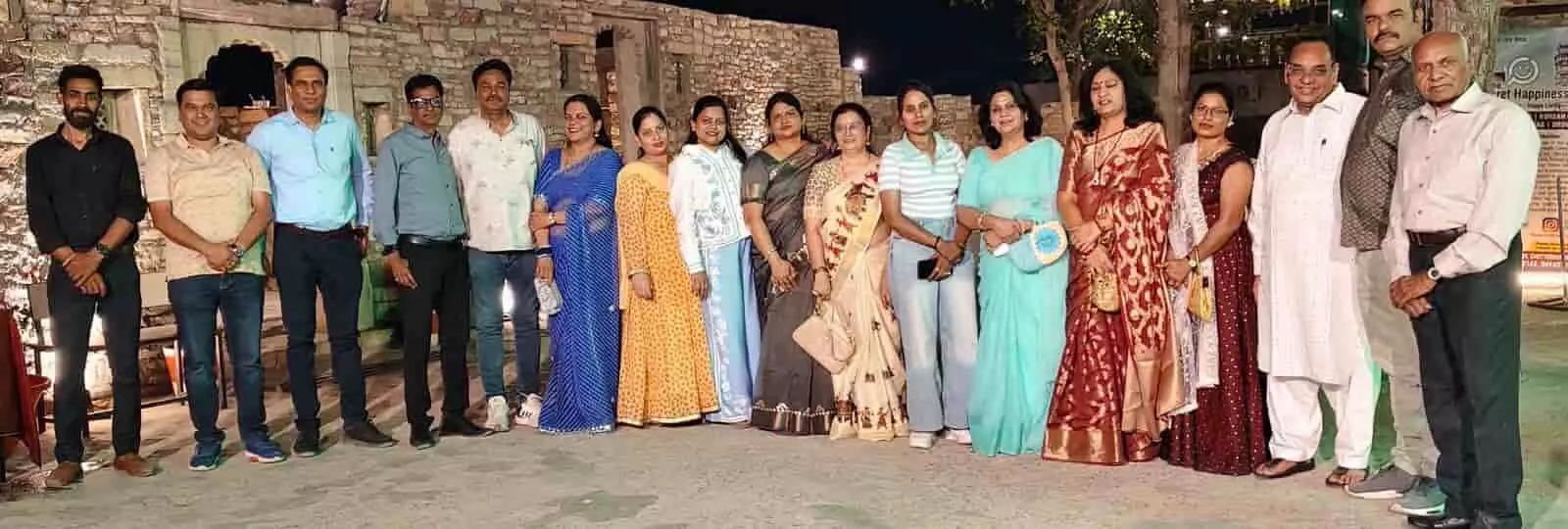 चित्तौड़गढ़ में मातृ दिवस पर आयोजित संगीत कार्यक्रम के दौरान समूह में खड़े पुरुष और महिला कलाकार। चित्तौड़गढ़ में मातृ दिवस पर आयोजित संगीत कार्यक्रम के दौरान समूह में खड़े पुरुष और महिला कलाकार।