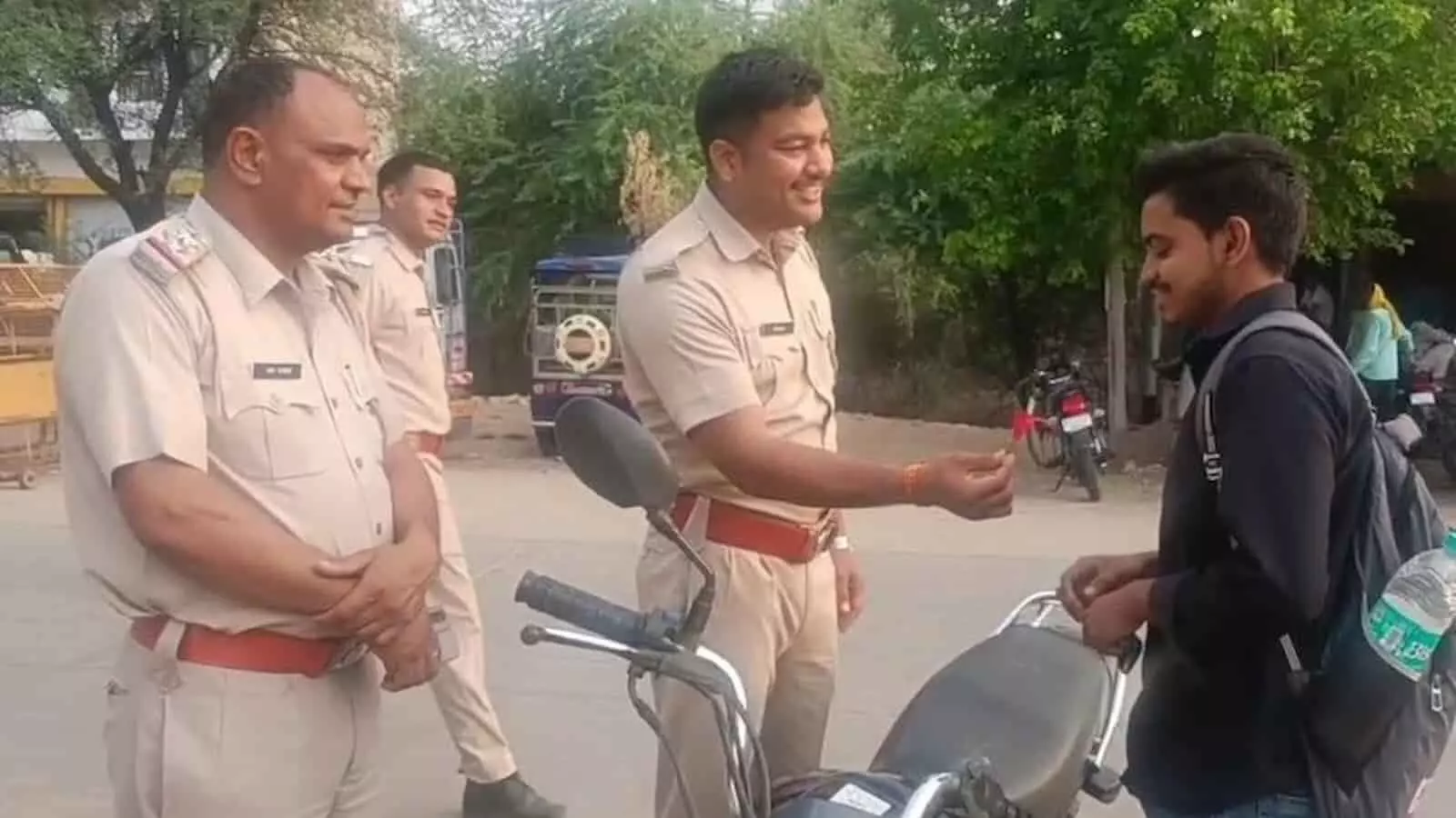 भुसावर थाना परिसर के बाहर पुलिसकर्मी वाहन चालक को गुलाब भेंट कर यातायात नियम समझा रहे हैं। भुसावर थाना परिसर के बाहर पुलिसकर्मी वाहन चालक को गुलाब भेंट कर यातायात नियम समझा रहे हैं।