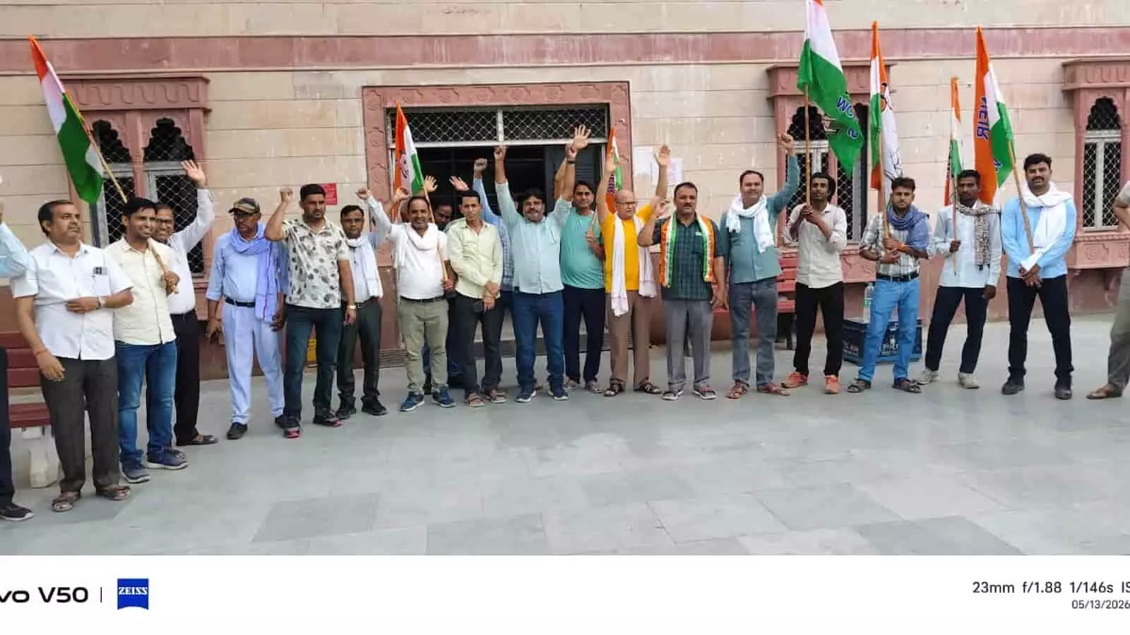 गंगापुर सिटी रेलवे लॉबी के बाहर झंडे लेकर विरोध प्रदर्शन करते रेलवे कर्मचारी और मजदूर संघ के सदस्य। गंगापुर सिटी रेलवे लॉबी के बाहर झंडे लेकर विरोध प्रदर्शन करते रेलवे कर्मचारी और मजदूर संघ के सदस्य।