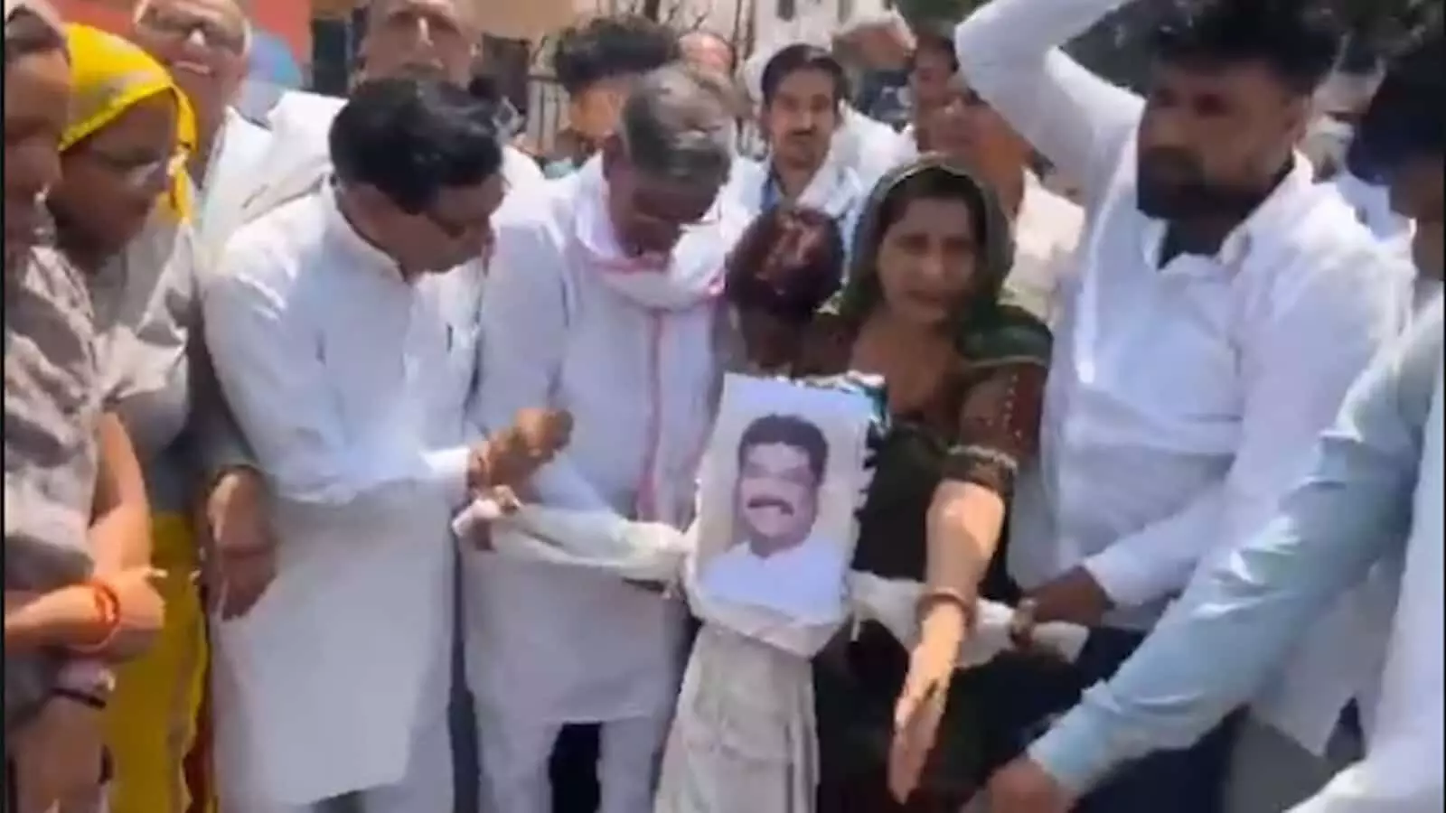 करौली कलेक्ट्रेट के सामने नीट पेपर लीक के विरोध में पुतला फूंकते कांग्रेस कार्यकर्ता और नेता।