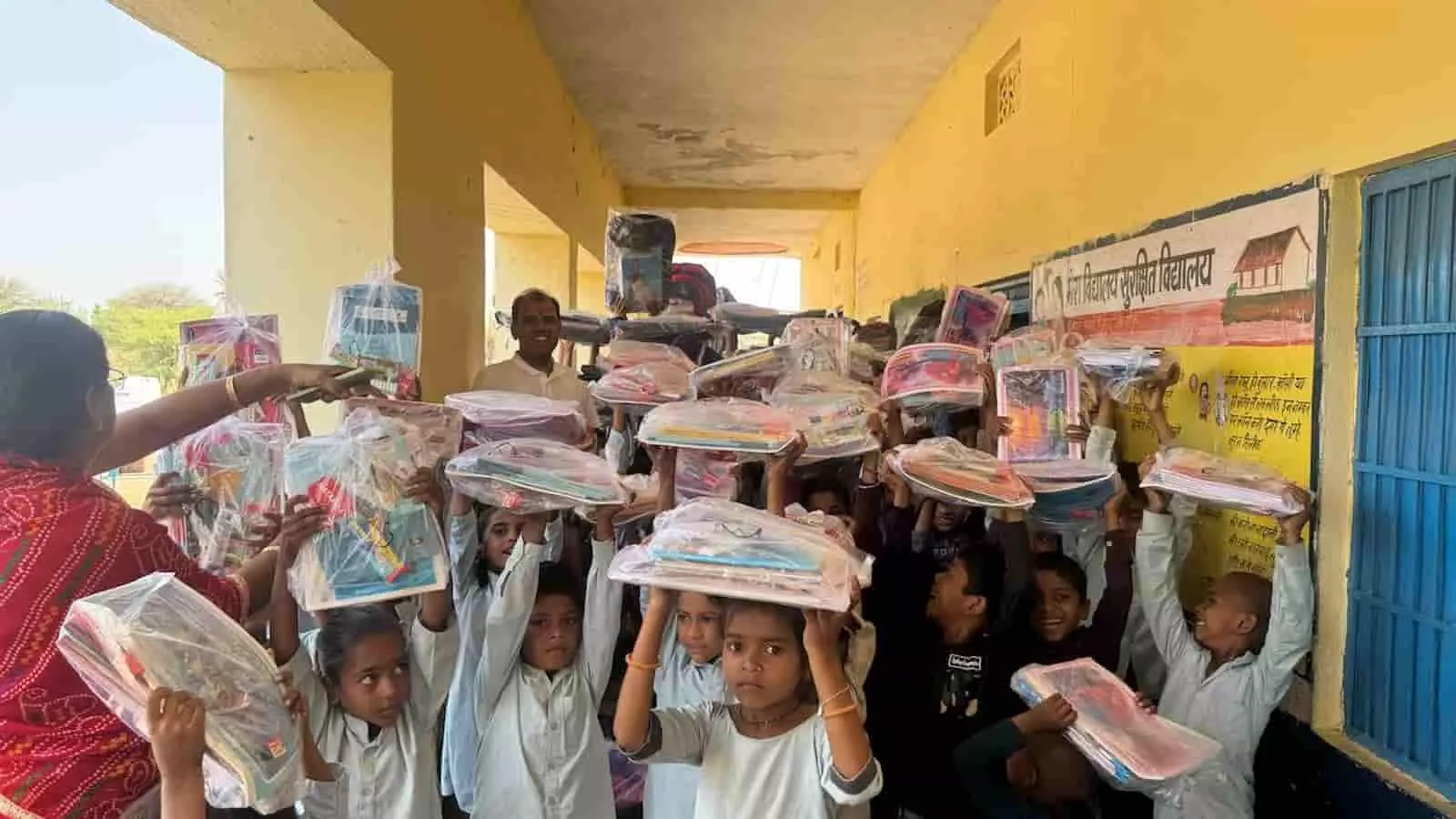 कानोड़ के स्कूल में स्कूली बच्चे अपने हाथों में नई स्टेशनरी और स्कूल बैग पकड़े हुए दिख रहे हैं।