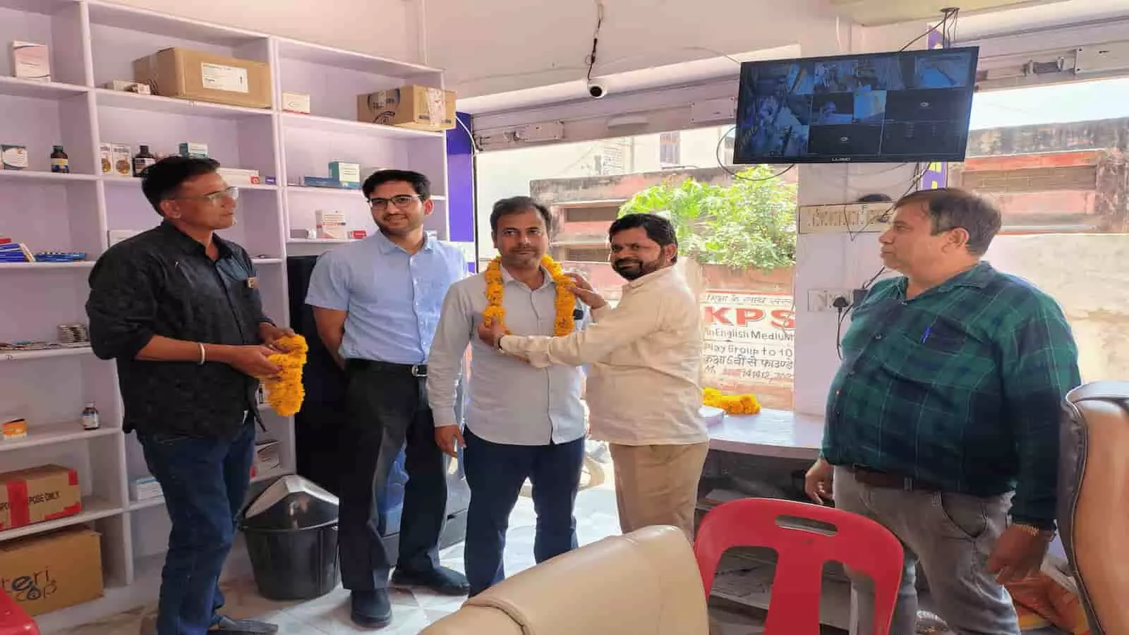 शिफा फार्मेसी गंगापुर सिटी में चिकित्सा शिविर के दौरान अतिथि और डॉक्टर आपस में चर्चा करते हुए। शिफा फार्मेसी गंगापुर सिटी में चिकित्सा शिविर के दौरान अतिथि और डॉक्टर आपस में चर्चा करते हुए।