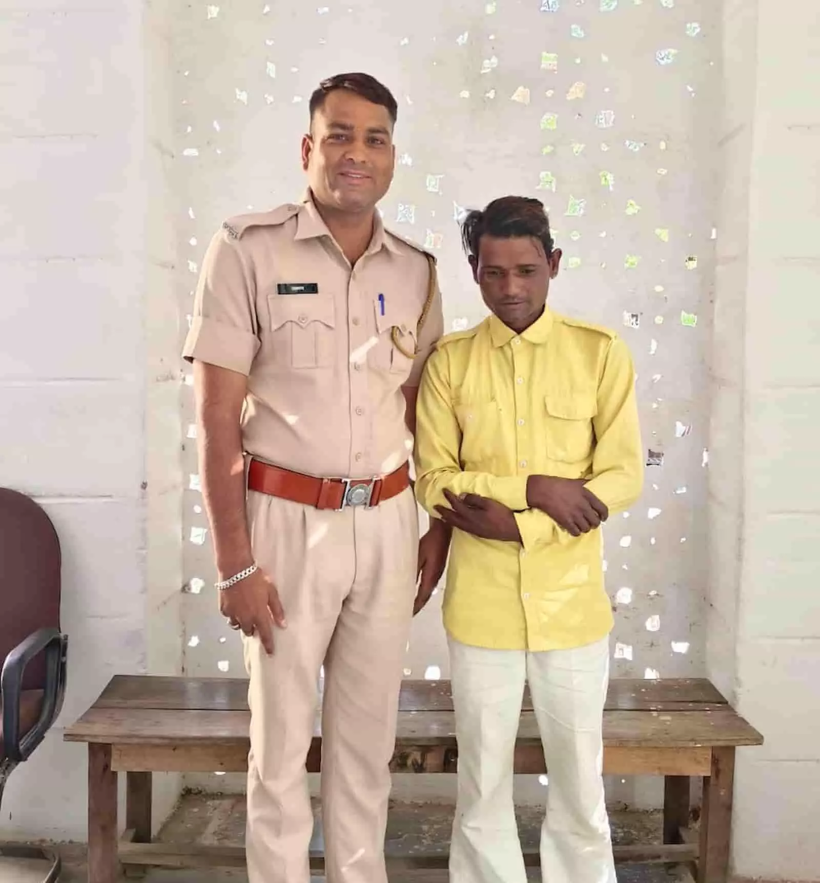 पुलिस की वर्दी में खड़ा जवान और बगल में पीली शर्ट पहने गिरफ्तार आरोपी देवीलाल भूपालसागर थाने में। पुलिस की वर्दी में खड़ा जवान और बगल में पीली शर्ट पहने गिरफ्तार आरोपी देवीलाल भूपालसागर थाने में।