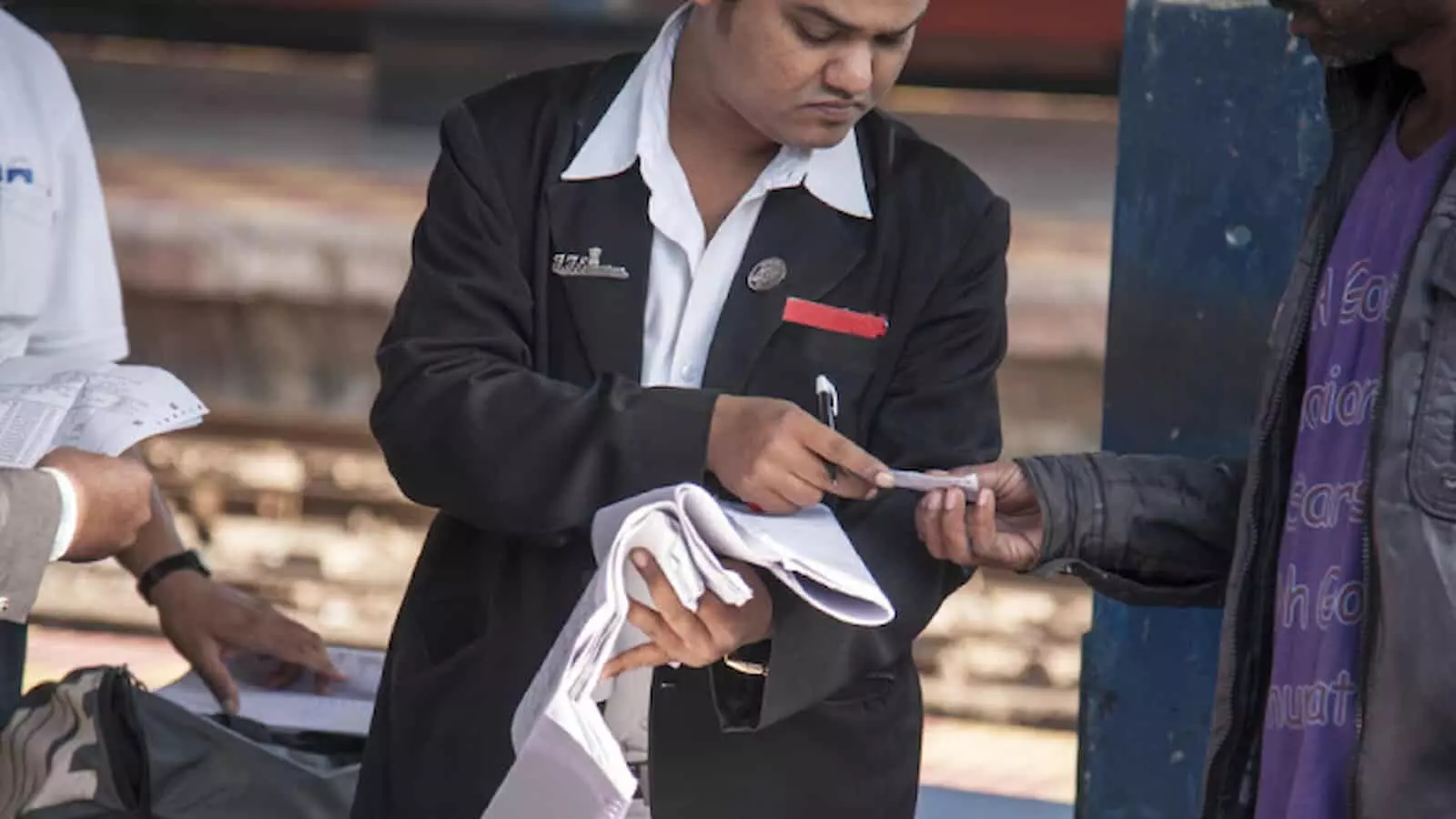 मुंबई रेलवे स्टेशन पर टिकट परीक्षक यात्री का टिकट जांचते हुए जिससे बिना टिकट यात्रा रोकी जा सके। मुंबई रेलवे स्टेशन पर टिकट परीक्षक यात्री का टिकट जांचते हुए जिससे बिना टिकट यात्रा रोकी जा सके।