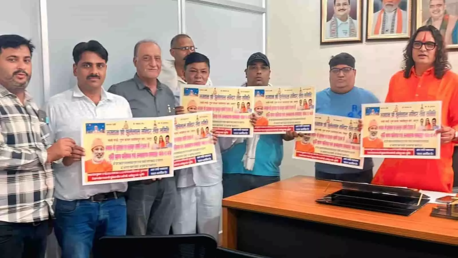जयपुर में विधायक बालमुकुंदाचार्य और समिति सदस्य भगवान झूलेलाल मंदिर समारोह का पोस्टर विमोचन करते हुए।