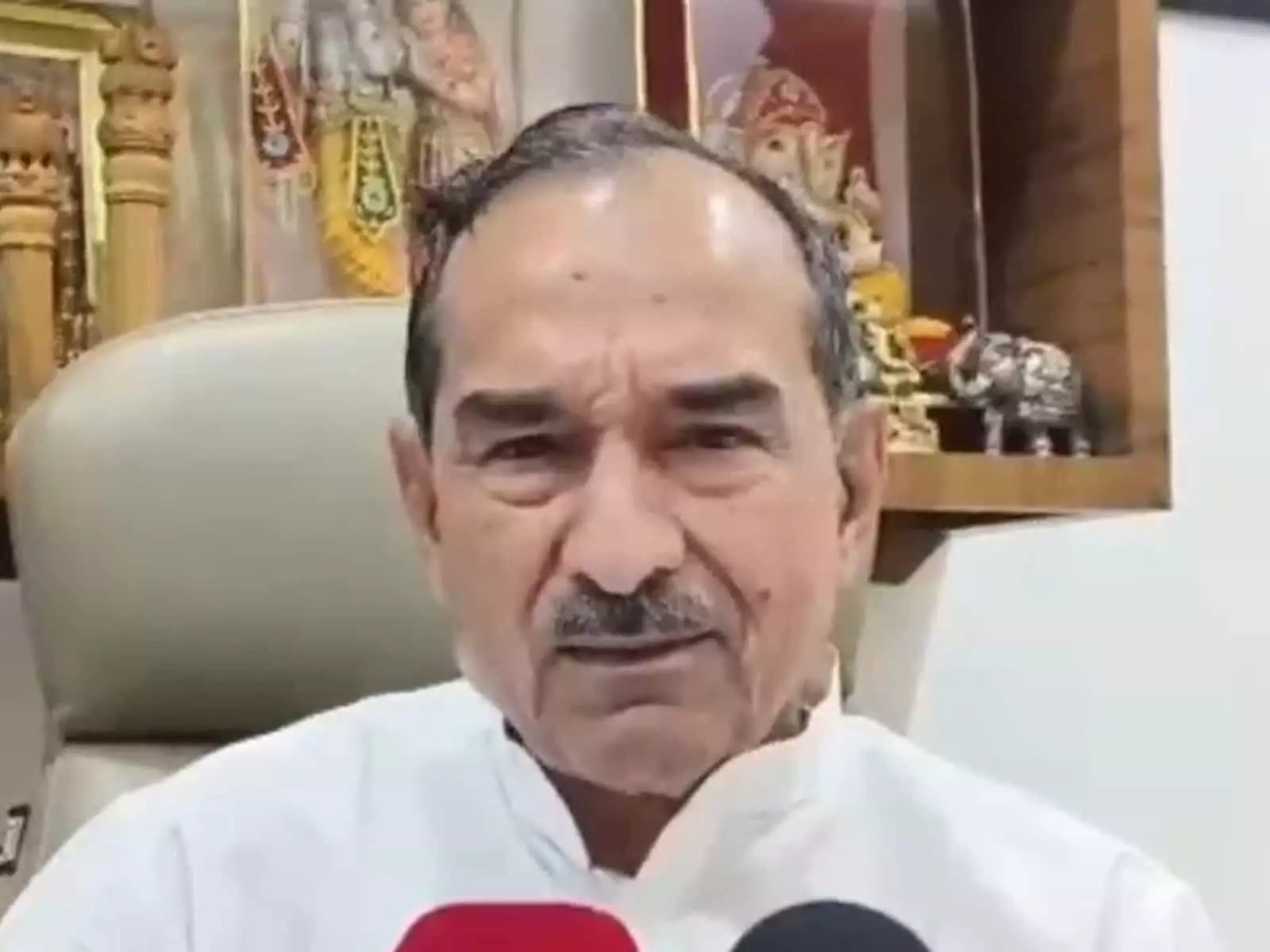 जयपुर में प्रेस वार्ता के दौरान पोडियम पर खड़े होकर बोलते हुए भाजपा नेता मदन राठौड़।