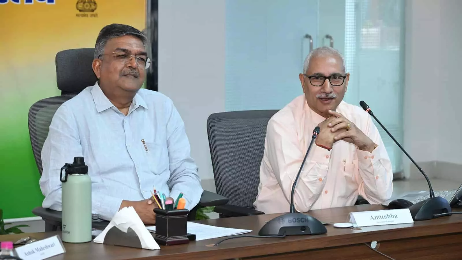 उत्तर पश्चिम रेलवे जयपुर मुख्यालय में निर्णय निर्माण कार्यशाला के दौरान चर्चा करते वरिष्ठ रेल अधिकारी।