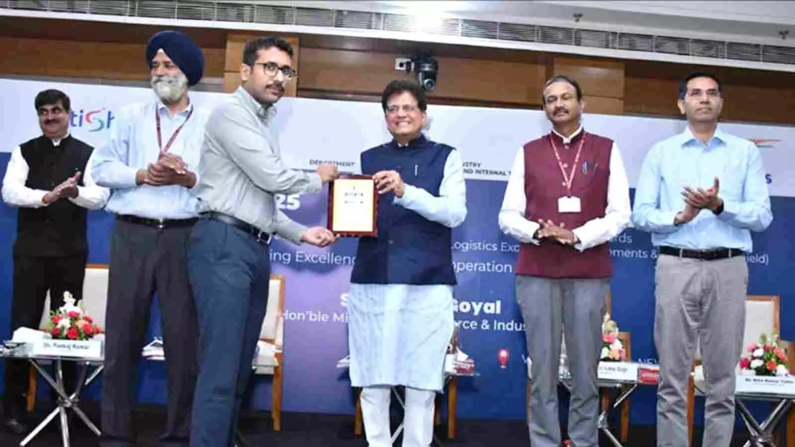 केंद्रीय मंत्री पीयूष गोयल दिल्ली में उत्तर प्रदेश के अधिकारियों को लॉजिस्टिक्स अवार्ड देते हुए। केंद्रीय मंत्री पीयूष गोयल दिल्ली में उत्तर प्रदेश के अधिकारियों को लॉजिस्टिक्स अवार्ड देते हुए।